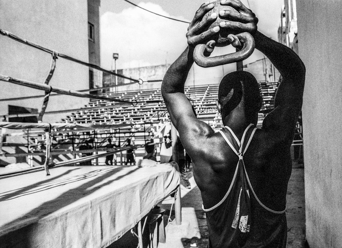 Fuerza y Poder  - Stärke und Kraft.  Das Fitnessstudio von Raphael Trejo ist eine Institution in Alt-Havanna. Eine Freiluftturnhalle, die aus barfüßigen Anfängern Weltmeister gemacht hat.  Im Jahr 2004 war dieser Junge ein Star auf dem Sprung... er