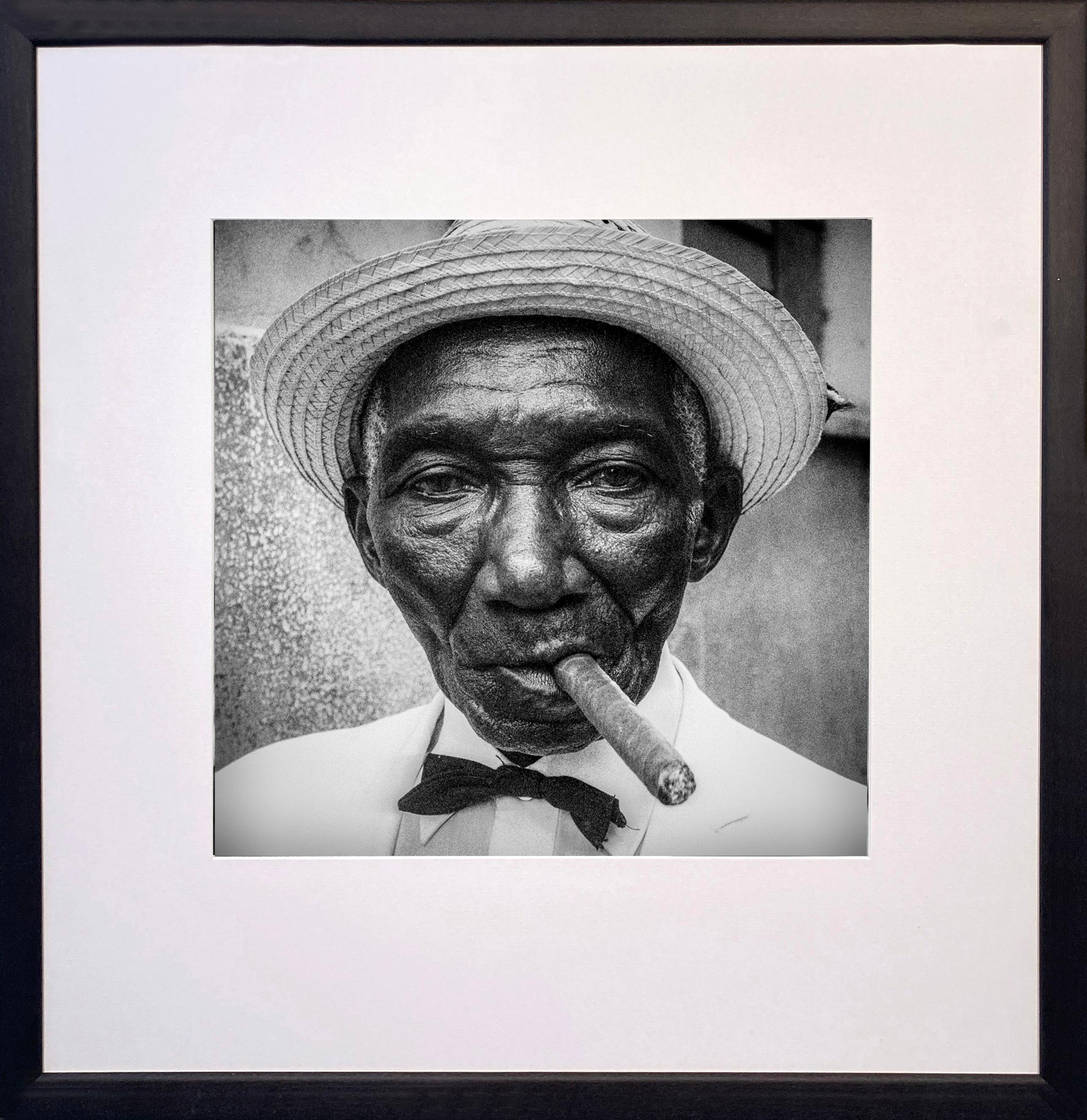 Gentlemen of Havana. 3 gerahmte Fotografien von Zigarrenrauchern von James Sparshatt im Angebot 2