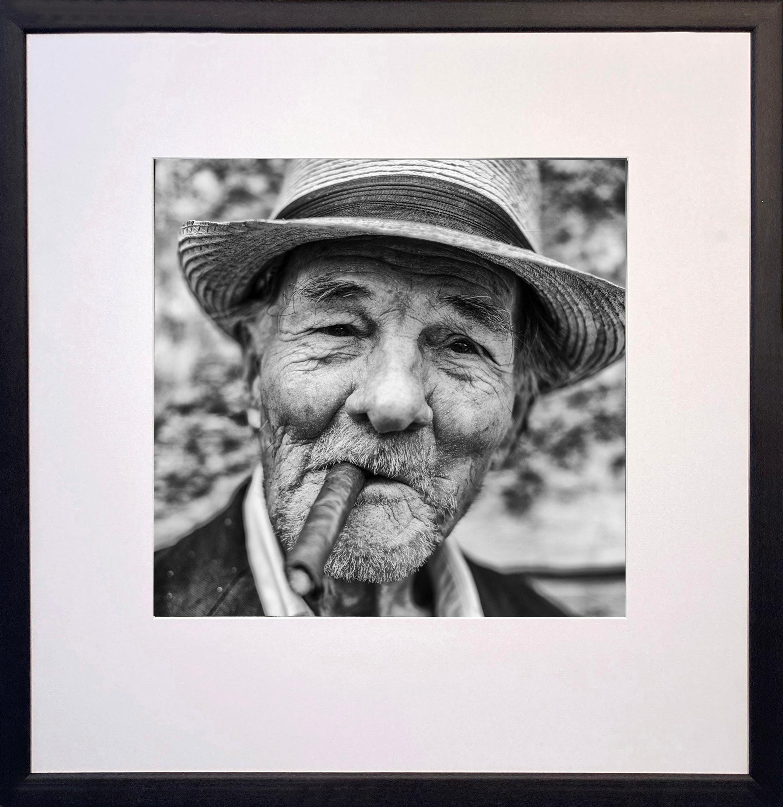 Gentlemen of Havana. 3 gerahmte Fotografien von Zigarrenrauchern von James Sparshatt im Angebot 3