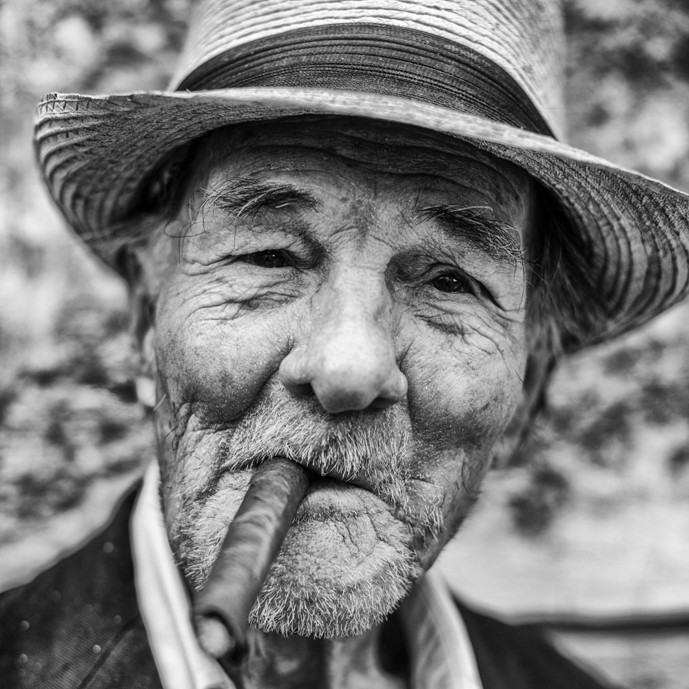 Gentlemen of Havana. 3 gerahmte Fotografien von Zigarrenrauchern von James Sparshatt im Angebot 6
