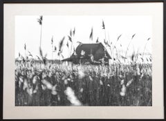 House on the Marsh von James Sparshatt.  Gerahmtes BW-Foto einer einsamen Hütte