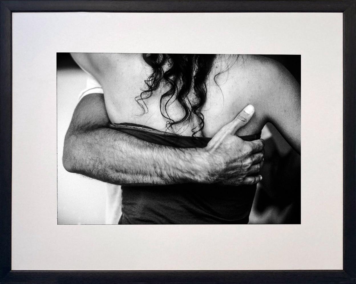 La Linea by James Sparshatt.  Romantic black and white framed photograph of tango dancers.

A line to be crossed… a man leads with strength and tenderness on the tango floor in Buenos Aires.

James Sparshatt’s photographs of music and dance capture