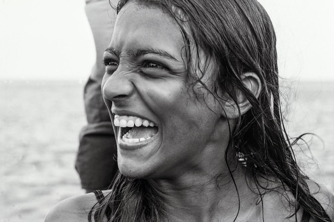 Ein Moment der Freude auf El Malecon, Havannas Uferpromenade. 

Die Schwarz-Weiß-Porträts von James Sparshatt sind eine Suche nach einer Verbindung zu einer Welt der Gefühle.

Das Werk ist als köstlicher Palladium-Platindruck von 31 Studio - The