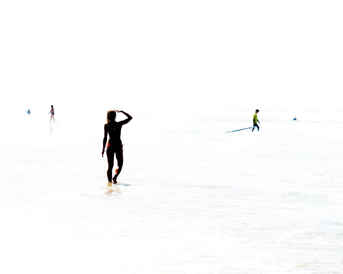 Les Vacances III von James Sparshatt. C-Typ-Druck auf Aluminium montiert. Gerahmt