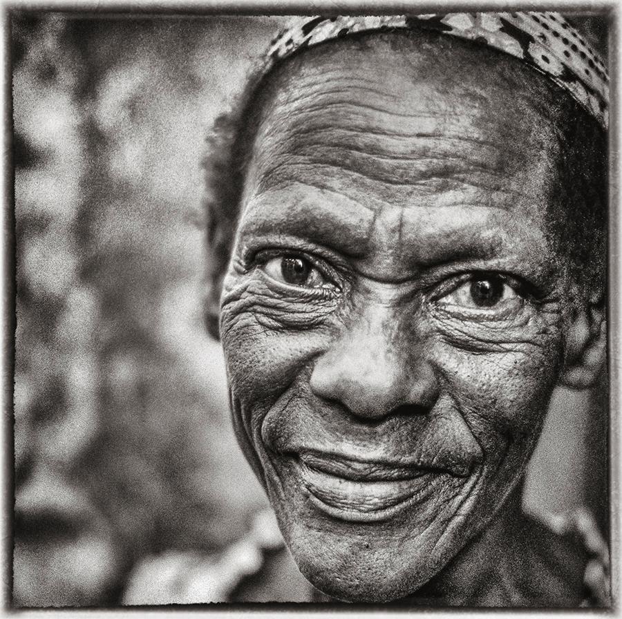 Mujer De Santiago von James Sparshatt. 36 x 36 Foto, direkt auf Aluminium gedruckt