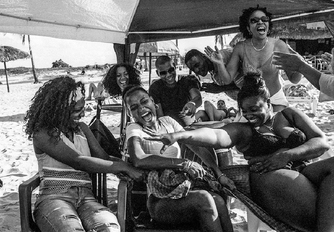Weihnachtstag am Strand von Santa Maria am Rande von Havanna, Kuba.

James Sparshatts Fotografien von Musik und Tanz fangen die Emotionen und die Intensität von Menschen ein, die sich im Rhythmus des Augenblicks verlieren.

Die Arbeiten sind als