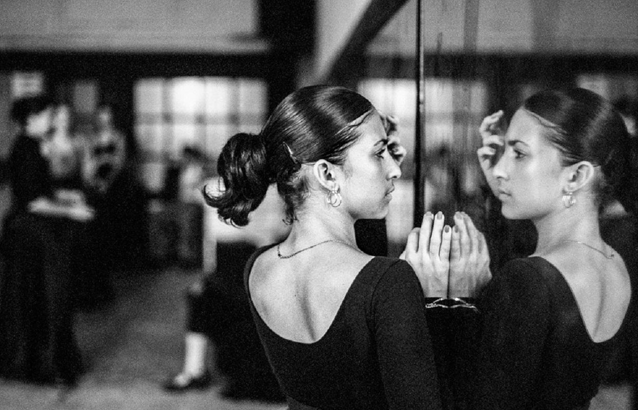 Ein Moment der Selbstreflexion in der Schule für spanischen Tanz im Gran Teatro von Havanna.

James Sparshatts Fotografien von Musik und Tanz fangen die Emotionen und die Intensität von Menschen ein, die sich im Rhythmus des Augenblicks