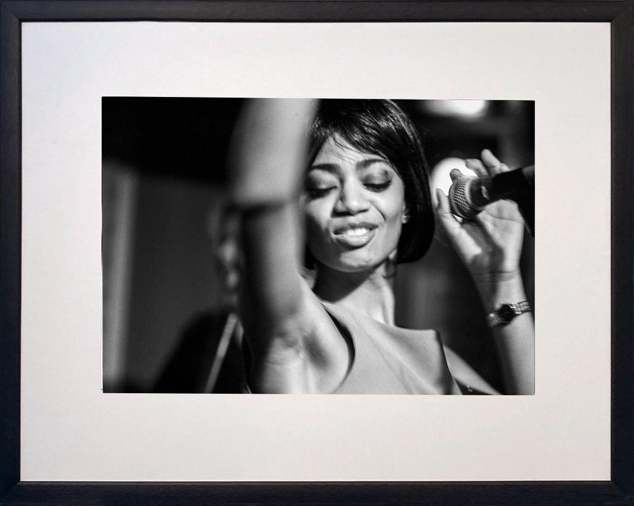 Son de Santiago von James Sparsh - Baryta-Fotografie aus Silbergelatine – Holzrahmen – Print von James Sparshatt