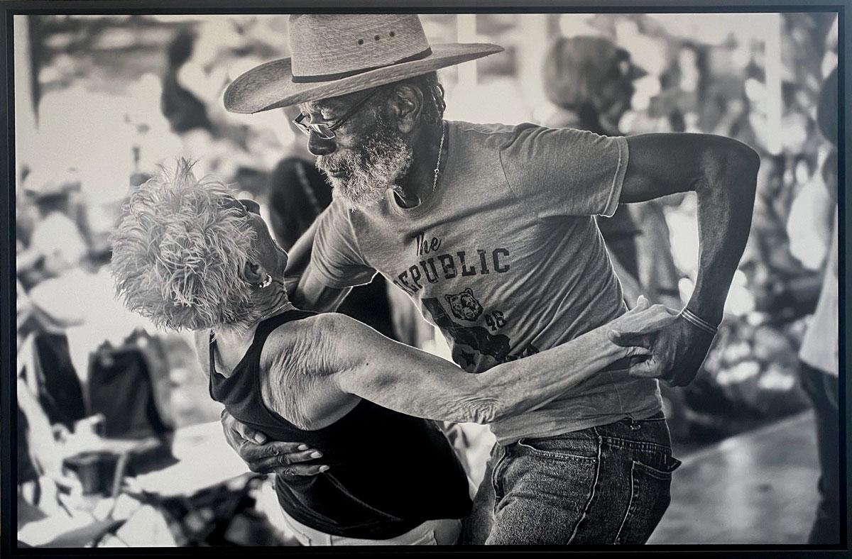 Ein Moment der Freude auf der Tanzfläche beim Festival Acadiens et Creoles 2019 in Lafayette, Louisiana.  Eine freudige Verbindung!

Lafayette
Louisiana, USA
2019

Die Schwarz-Weiß-Porträts von James Sparshatt sind eine Suche nach einer Verbindung