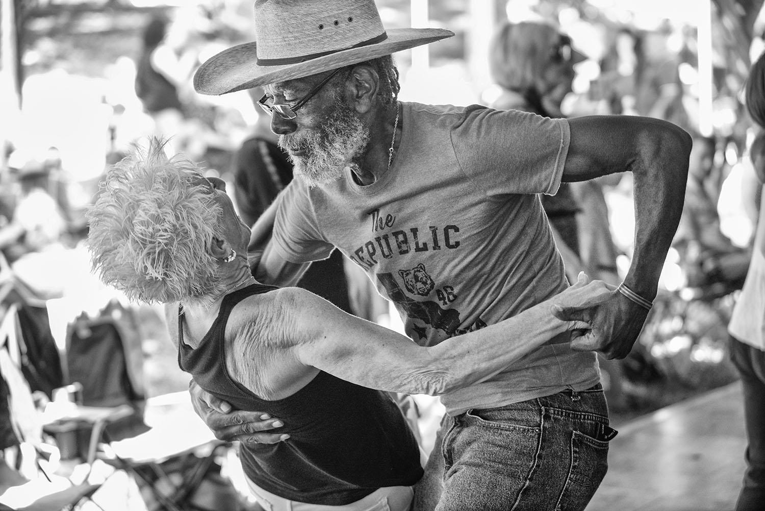 Un moment de joie sur la piste de danse du Festival Acadiens et Creoles en 2019 à Lafayette, en Louisiane.  Une connexion joyeuse !

Lafayette
Louisiane, États-Unis
2019

Les portraits en noir et blanc de James Whiting sont une recherche de