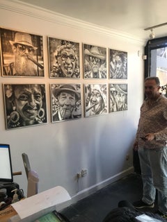 Te Veo di James Sparshatt. Ritratto di uomo cubano con occhiali su alluminio spazzolato