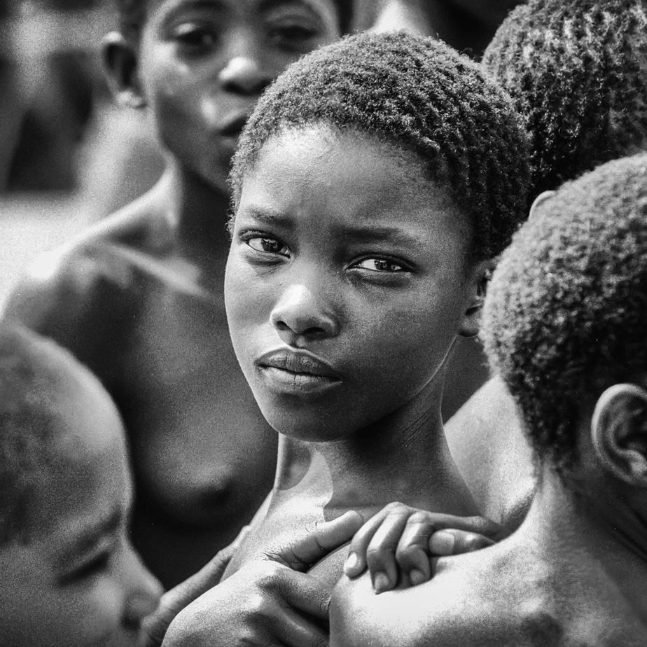 Der Junge von Tsonga - James Sparshatt - Ein Porträtfotografie aus Afrika im Angebot 1
