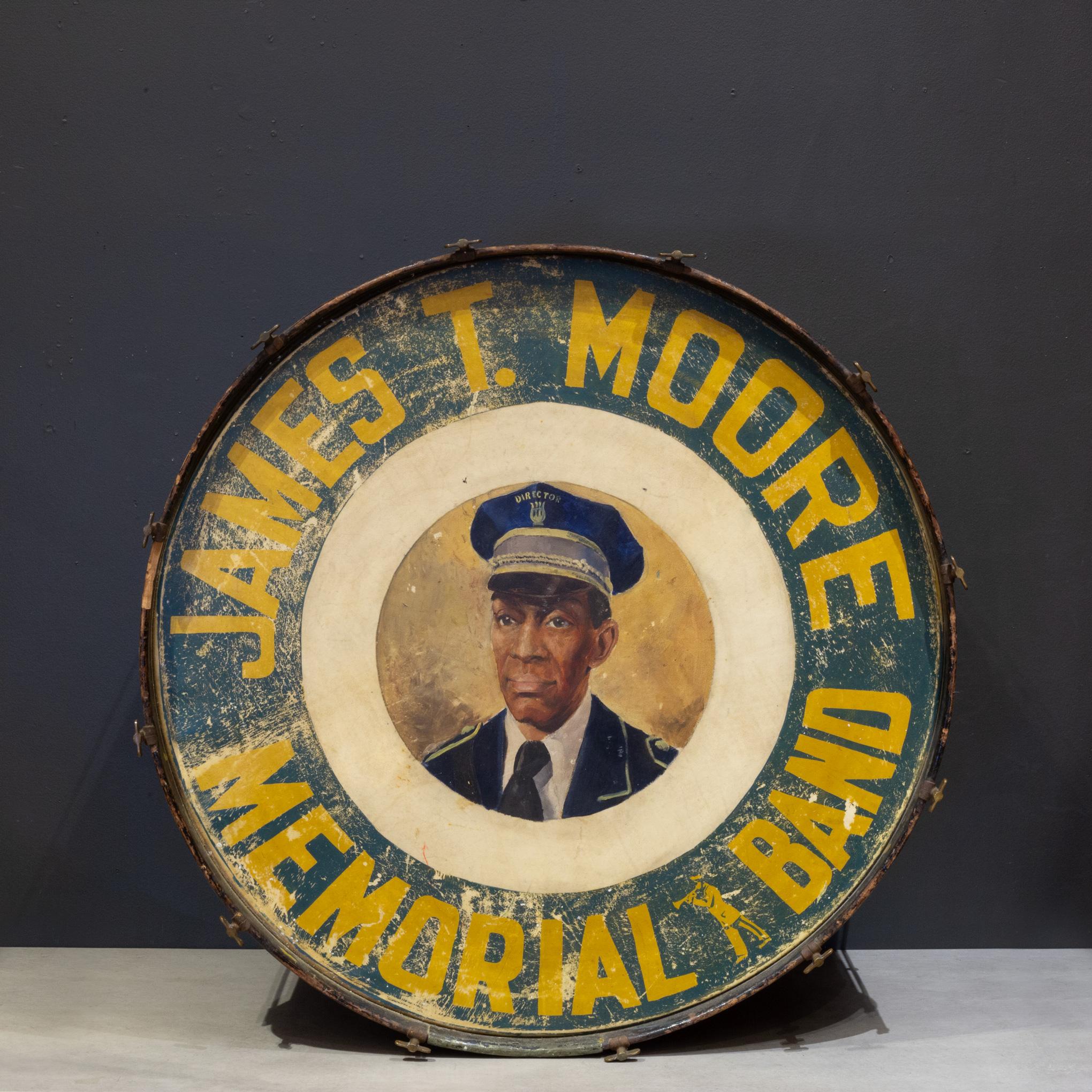 CIRCA

Grande tamburo da parata in pergamena stressata della James T. Moore Memorial Band di Philadelphia, PA. Dipinto a mano con accenti in ottone. Il pezzo ha conservato la sua finitura originale ed è in buone condizioni con una patina adeguata