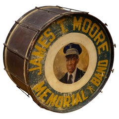 Tambour de parade peint à la main, James T. Moore Memorial Band, vers 1940