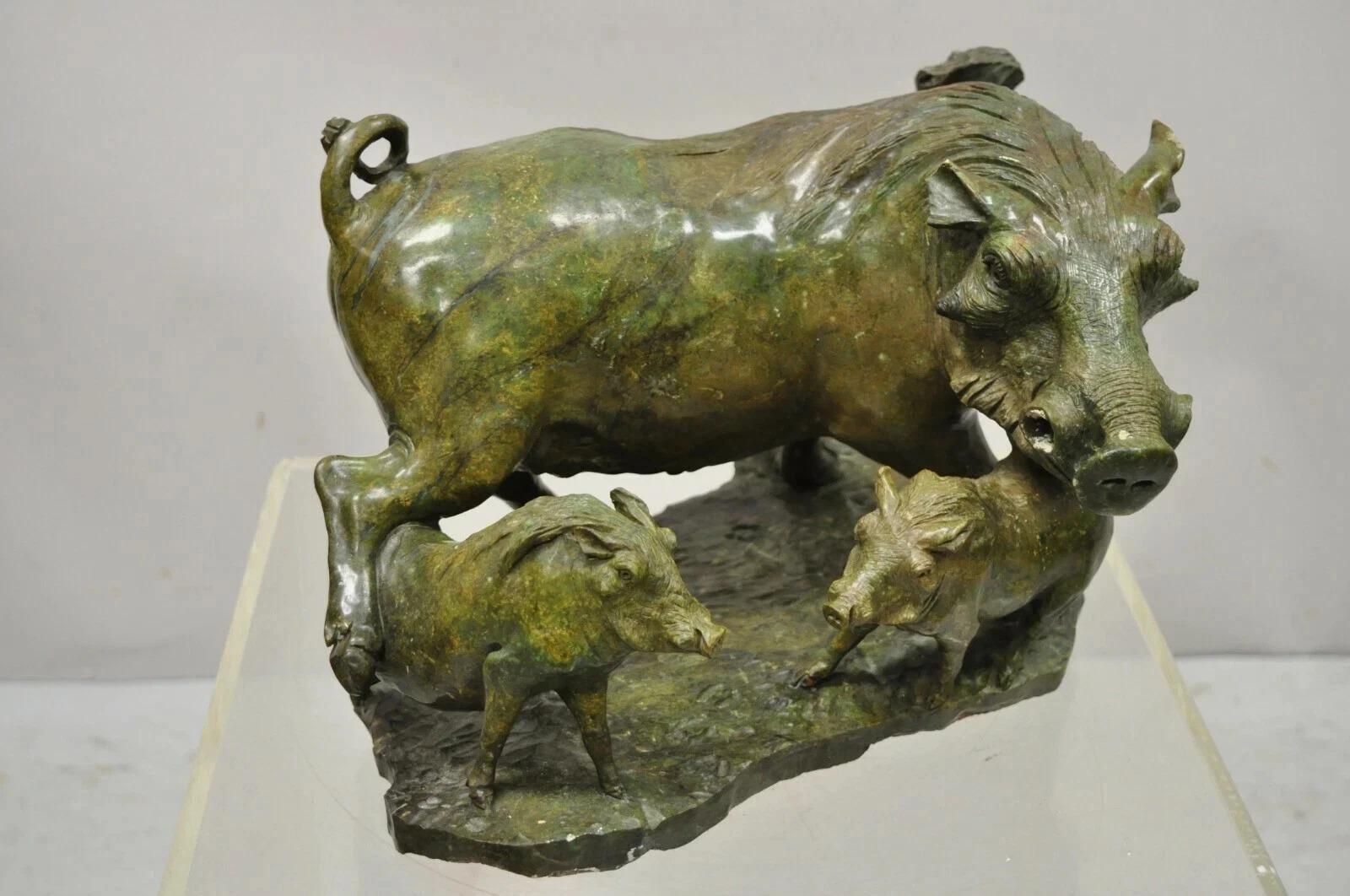 Scultura di cinghiale africano Greene & Greene Greene intagliato in pietra dura di James Tandi. L'articolo presenta un'impressionante scultura in pietra dura verdite scolpita di una madre cinghiale (senza zanne) e due giovani cinghiali, un articolo