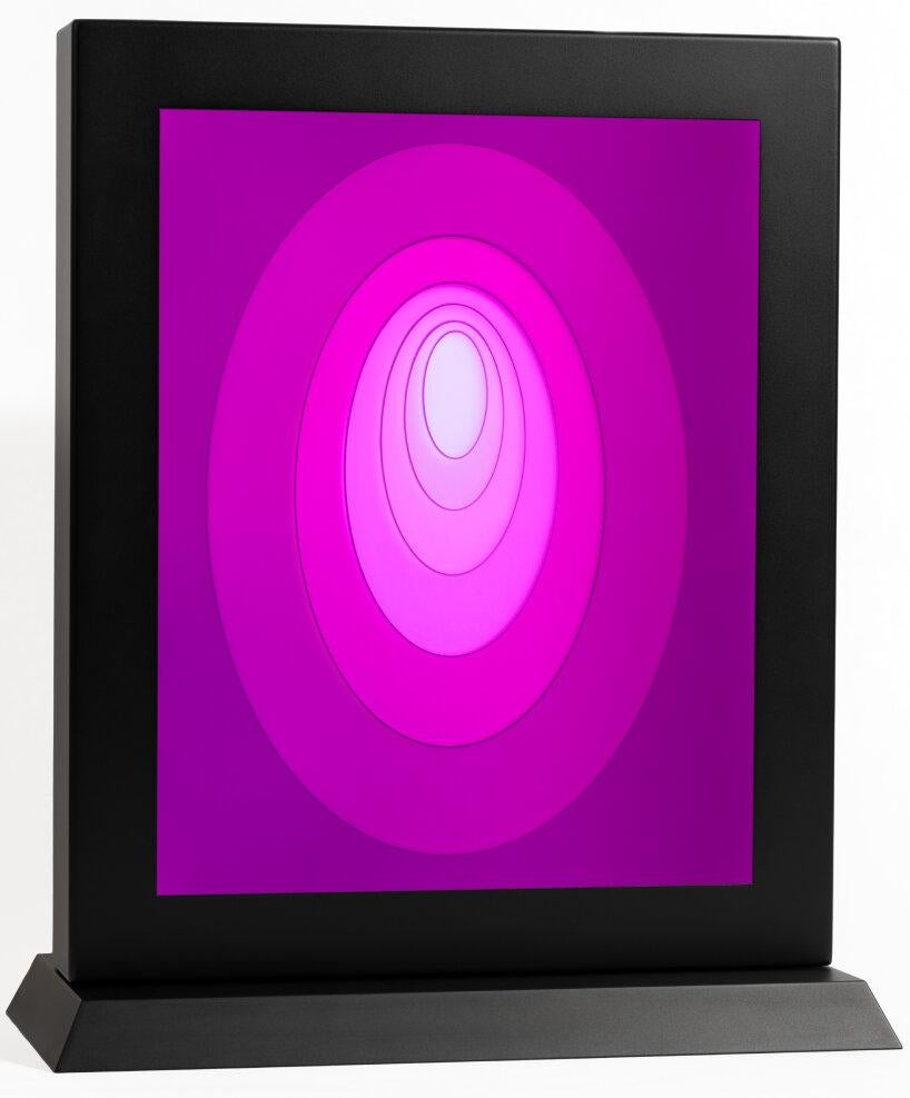 James Turrell 
Crystal Light, 2022
Cristal clair
46.6 × 38.8 cm (18.3 × 15.3 in)
Gravé avec les signatures de James Turrell et de Lalique.
Edition de 42 + 2 AP + 5 HC

Depuis près de 50 ans, le travail de James Turrell (Américain, né en 1943)