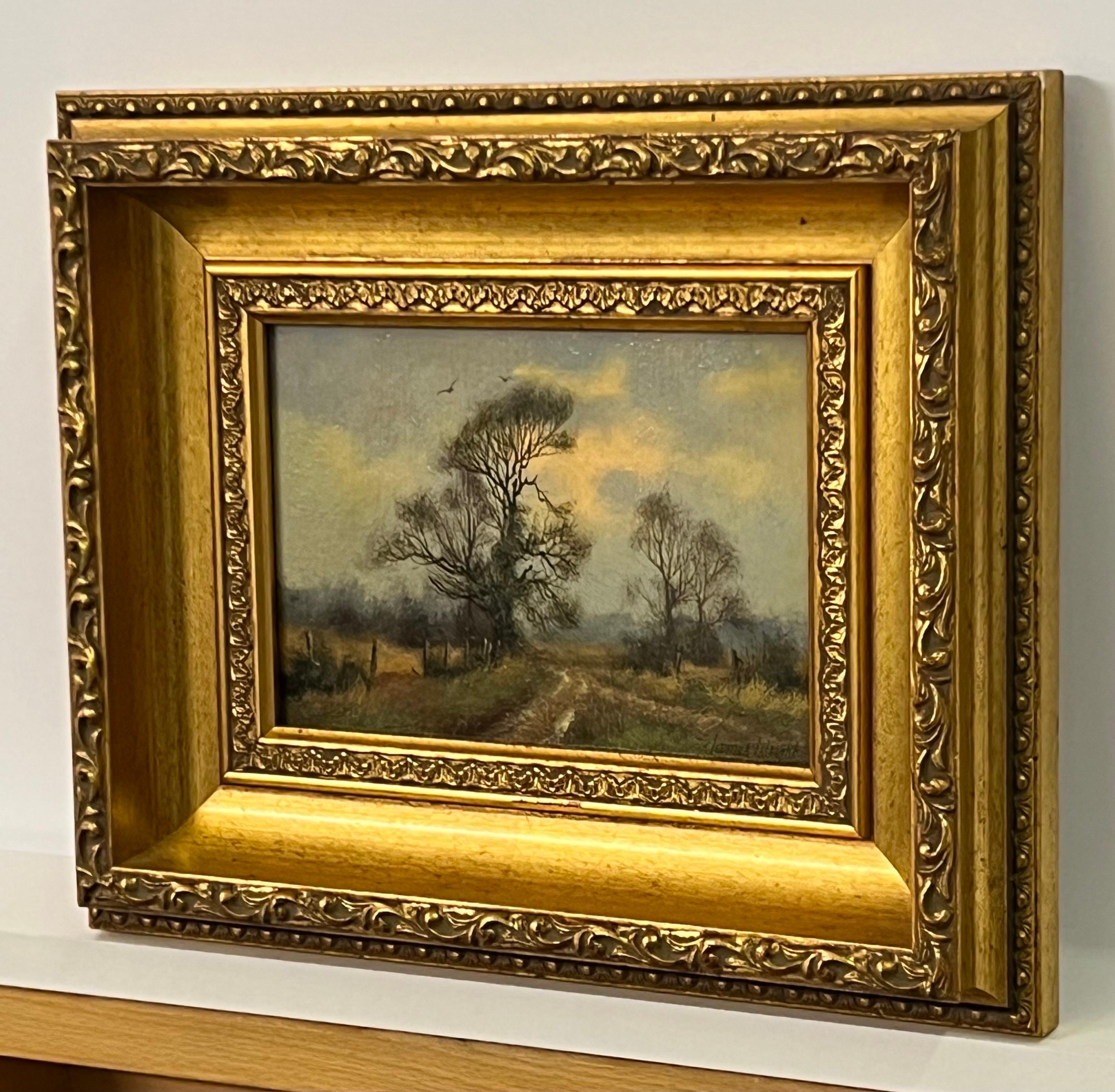 Chemin de campagne avec arbres et oiseaux dans la campagne anglaise, par le paysagiste britannique du 20e siècle, James Wright. 
Signé, Original, Huile sur Toile, logé dans un beau cadre orné d'or. 
Provenance : Fait partie de la série n°71 du