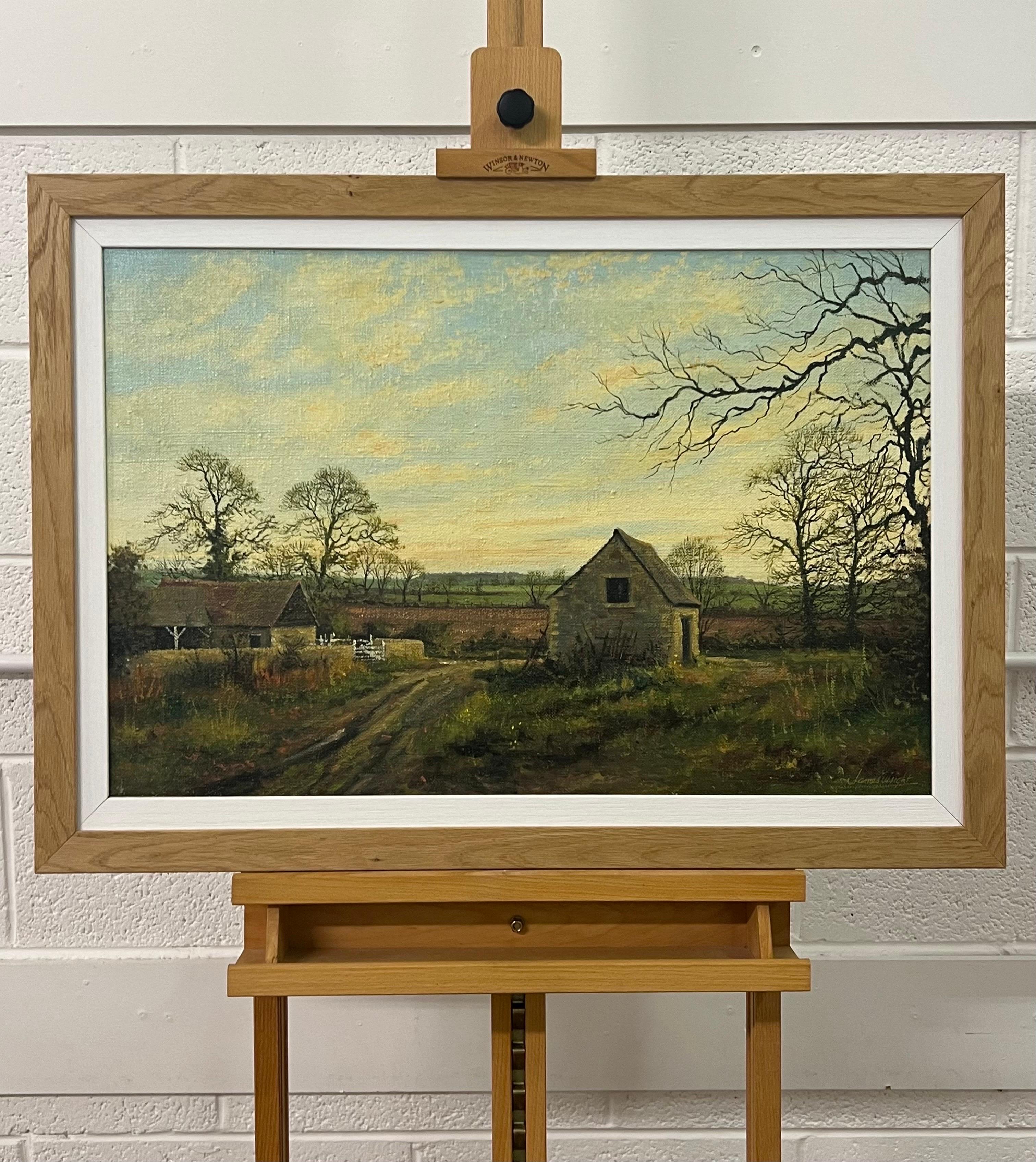 Alte Scheunenszene eines Bauernhofs in der englischen Landschaft des britischen Landschaftsmalers des 20. Jahrhunderts, James Wright.

Signiertes Original im Vintage-Stil, Öl auf grobkörnigem Leinen, gerahmt in einer hochwertigen Leiste aus massivem