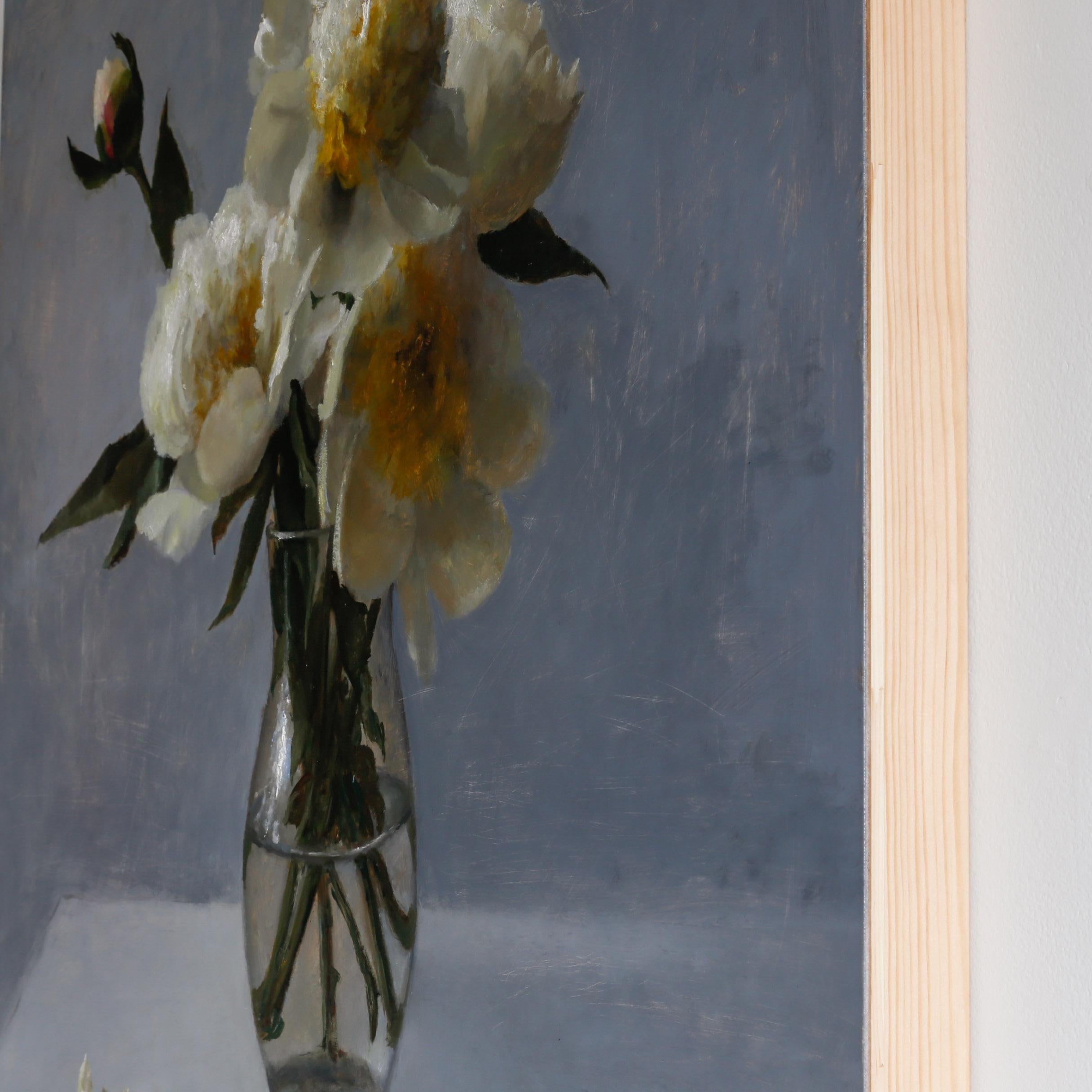 Bouquet bianco in un giorno di pioggia - Pittura a olio realistica - Still-Life Painting Grigio di James Zamora