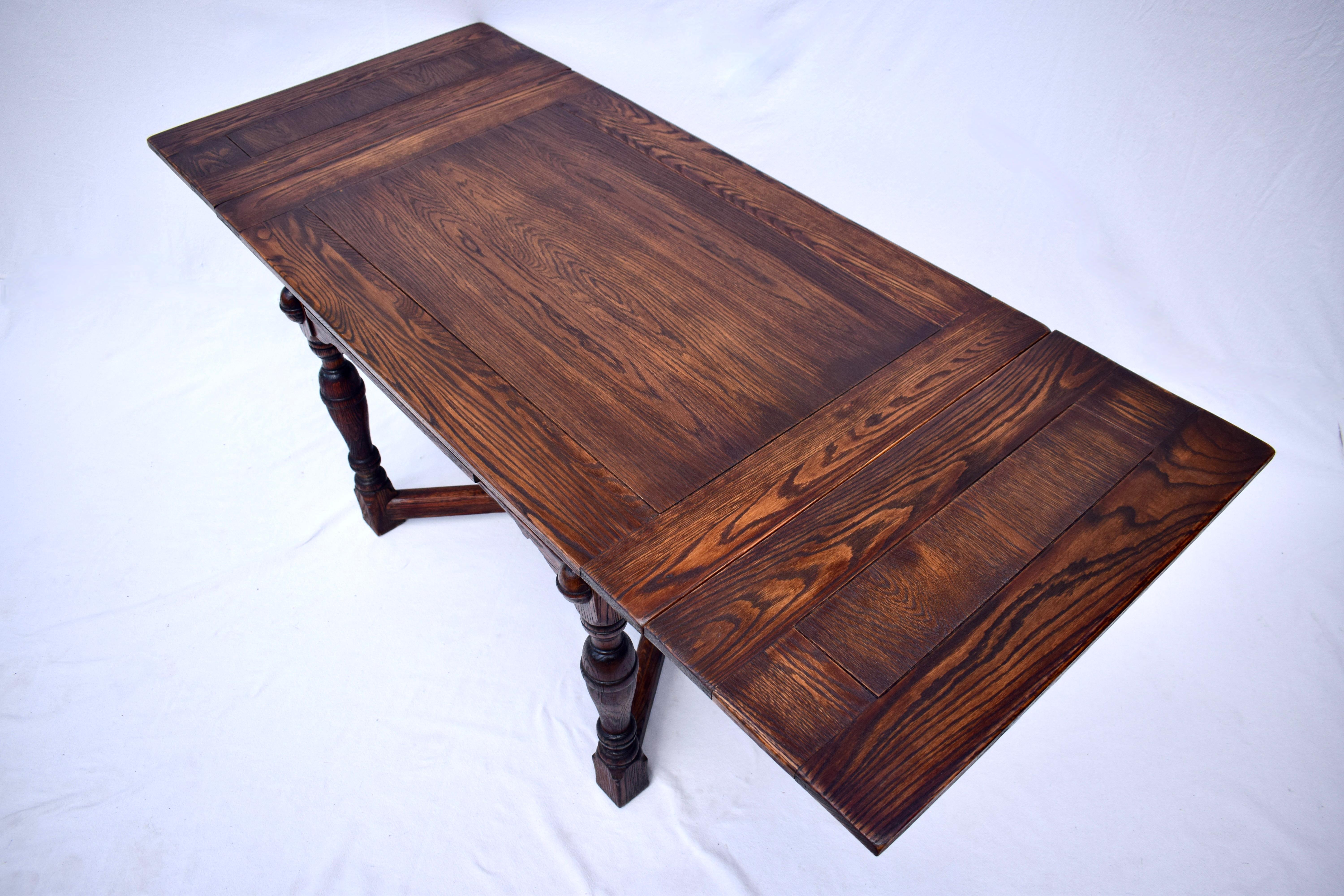 Sculpté Table de salle à manger en chêne féodal Jamestown Lounge en vente