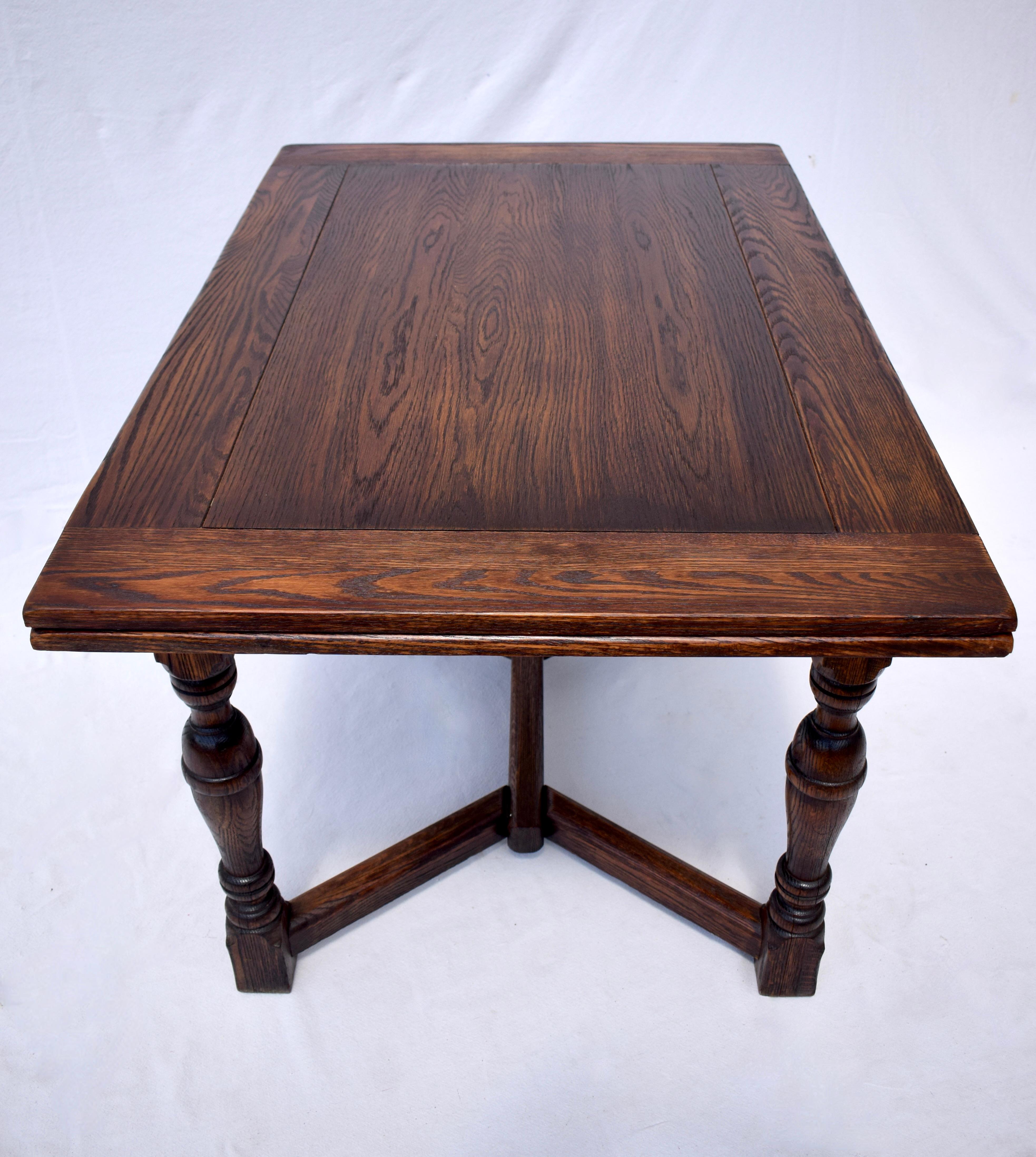 Table de salle à manger en chêne féodal Jamestown Lounge Bon état - En vente à Southampton, NJ