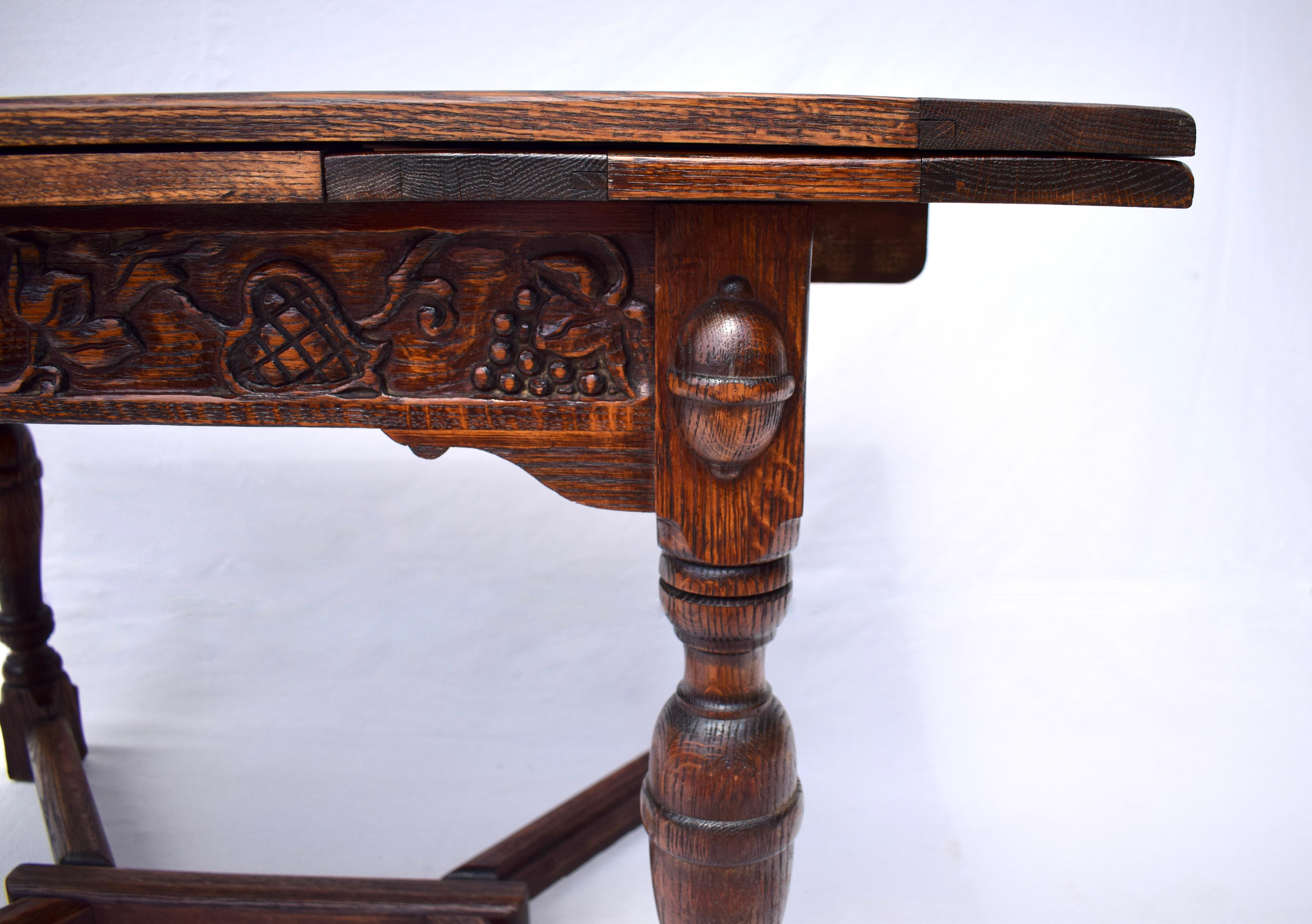 Américain Table de salle à manger en chêne féodal Jamestown Lounge en vente