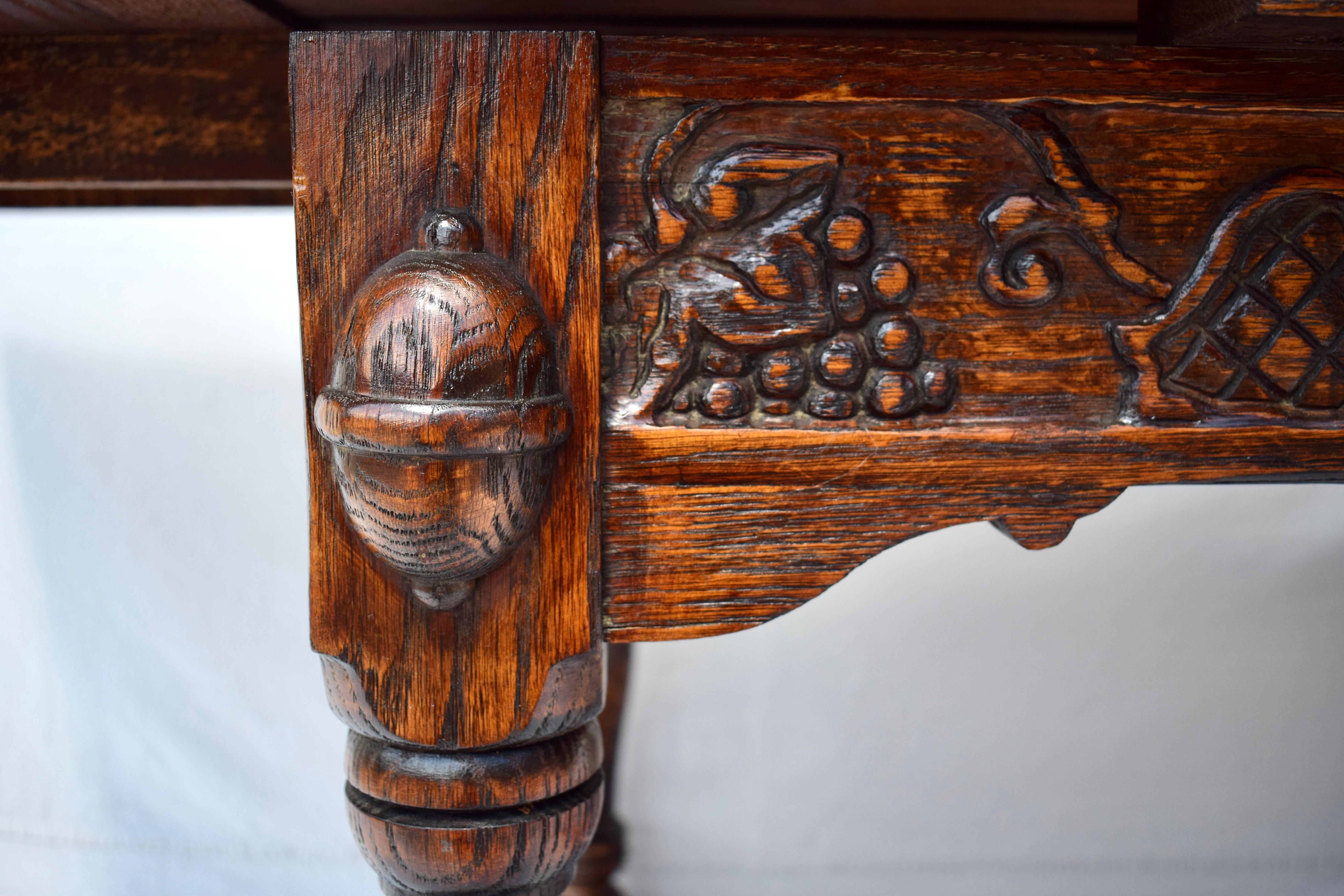 Début du 20ème siècle Table de salle à manger en chêne féodal Jamestown Lounge en vente