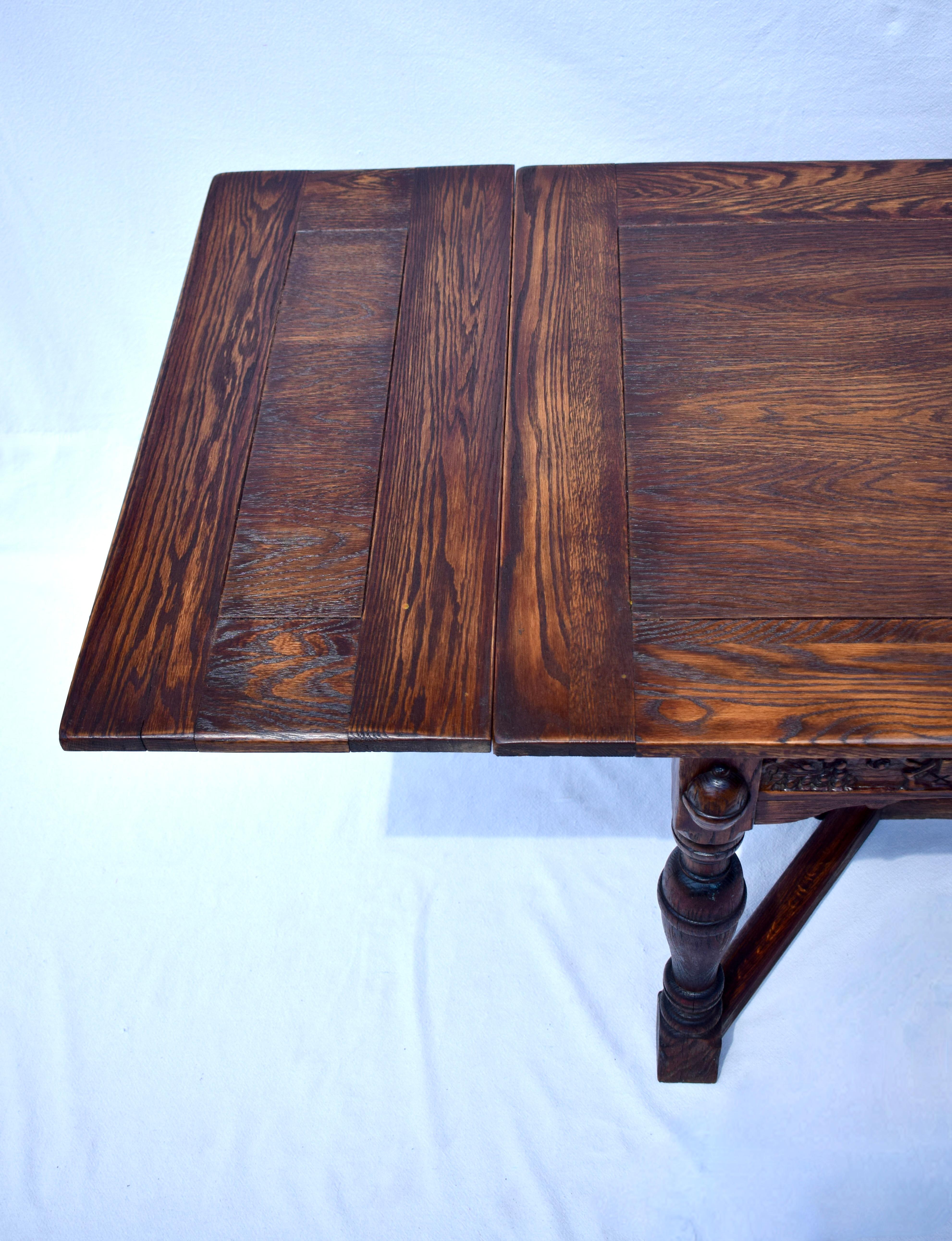 Chêne Table de salle à manger en chêne féodal Jamestown Lounge en vente