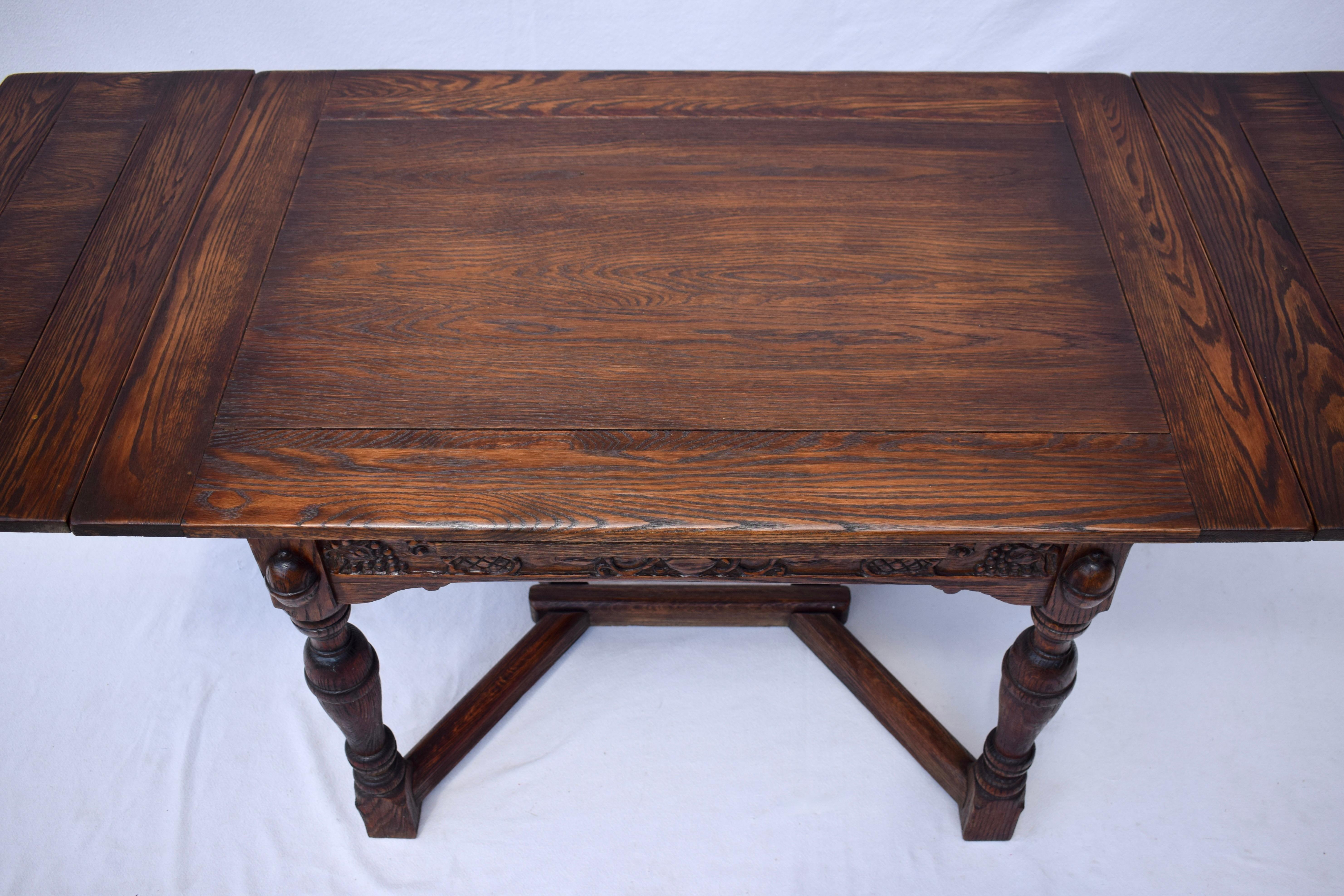 Table de salle à manger en chêne féodal Jamestown Lounge en vente 1