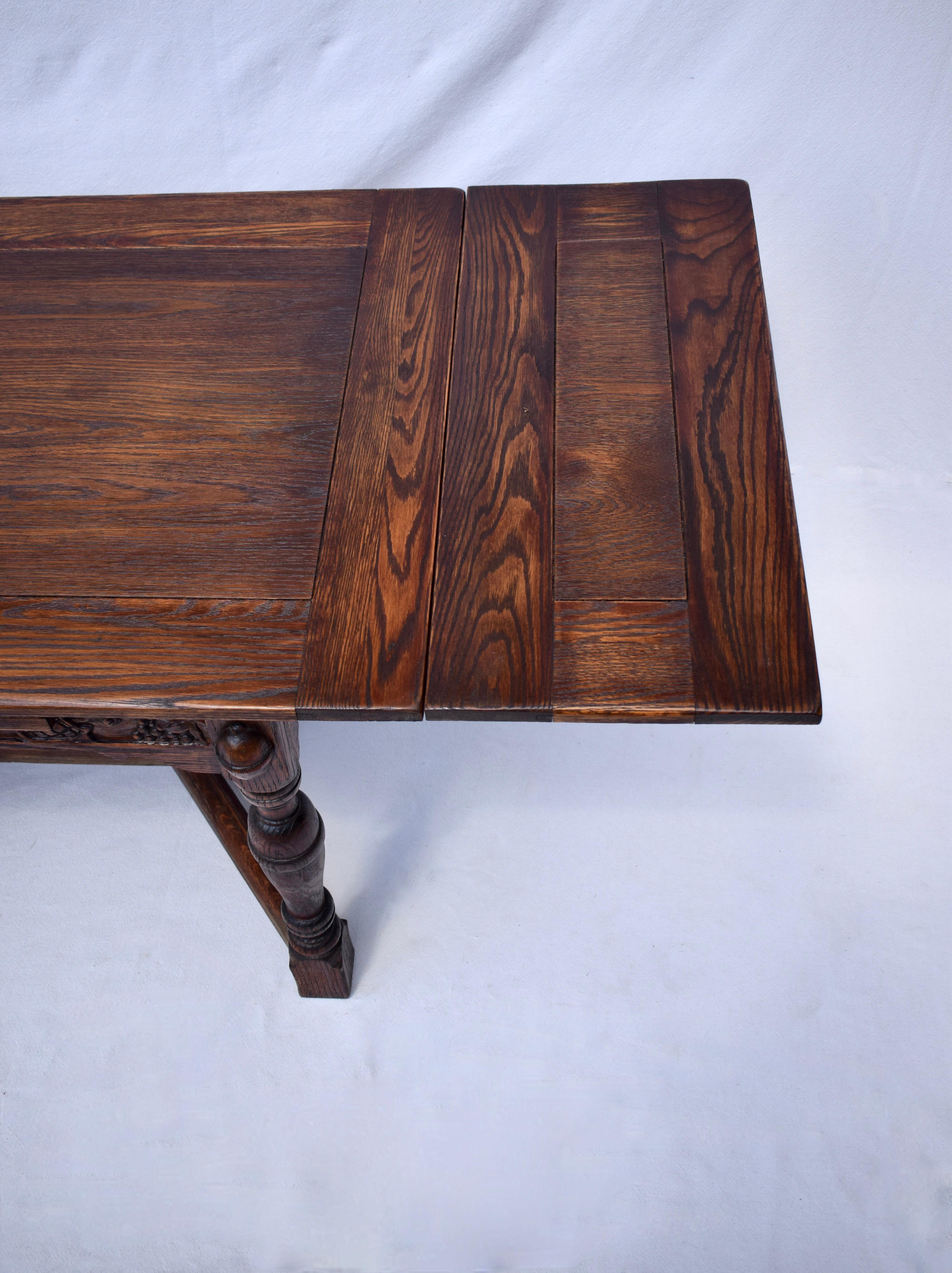Table de salle à manger en chêne féodal Jamestown Lounge en vente 2
