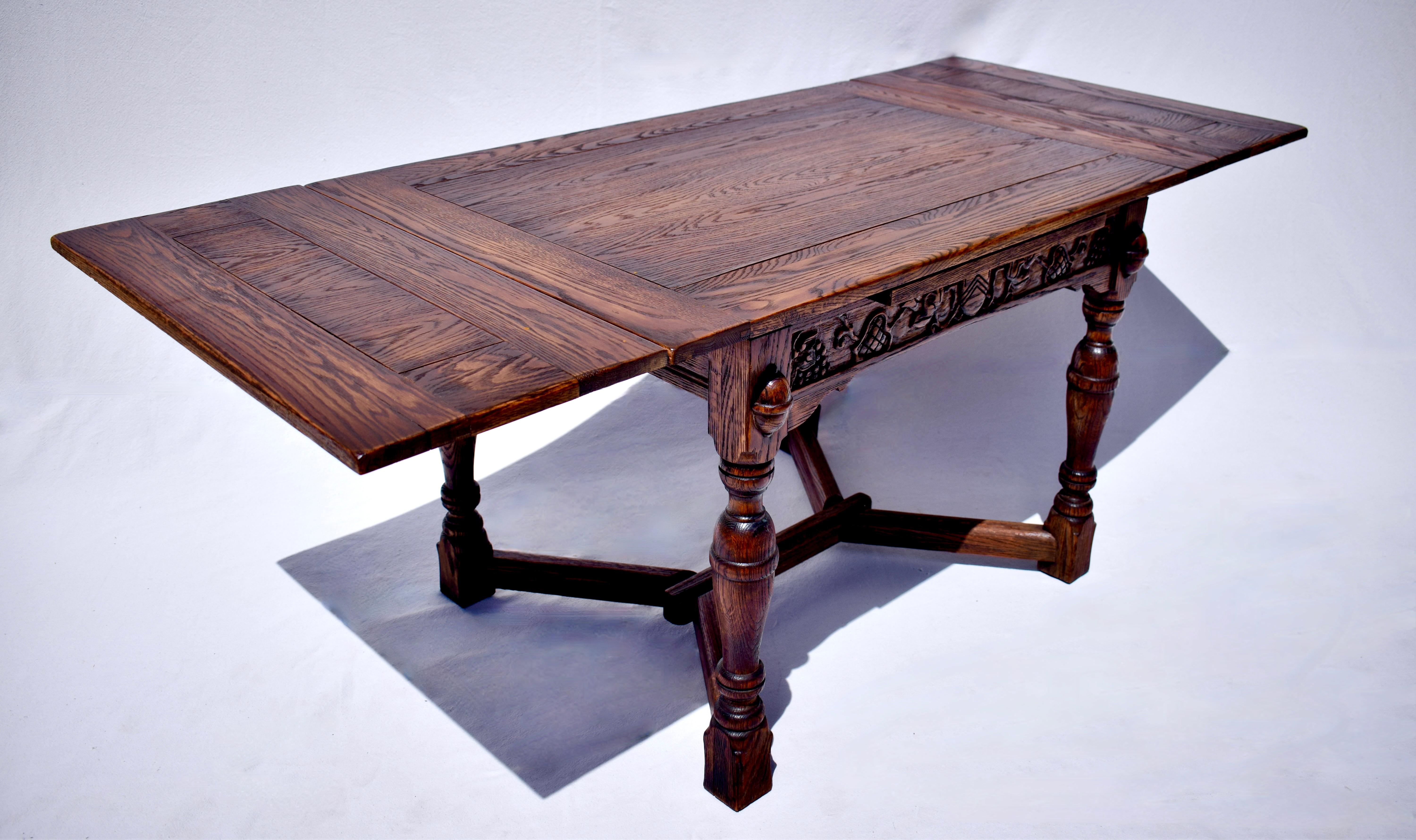 Jacobéen Table de salle à manger en chêne féodal Jamestown Lounge en vente