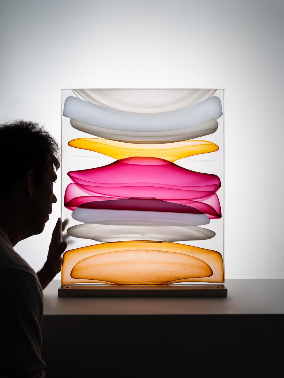 Bloc d'infusion éthérée en ivoire, blanc, ambre et rose, verre, acier - Contemporain Sculpture par Jamie Harris