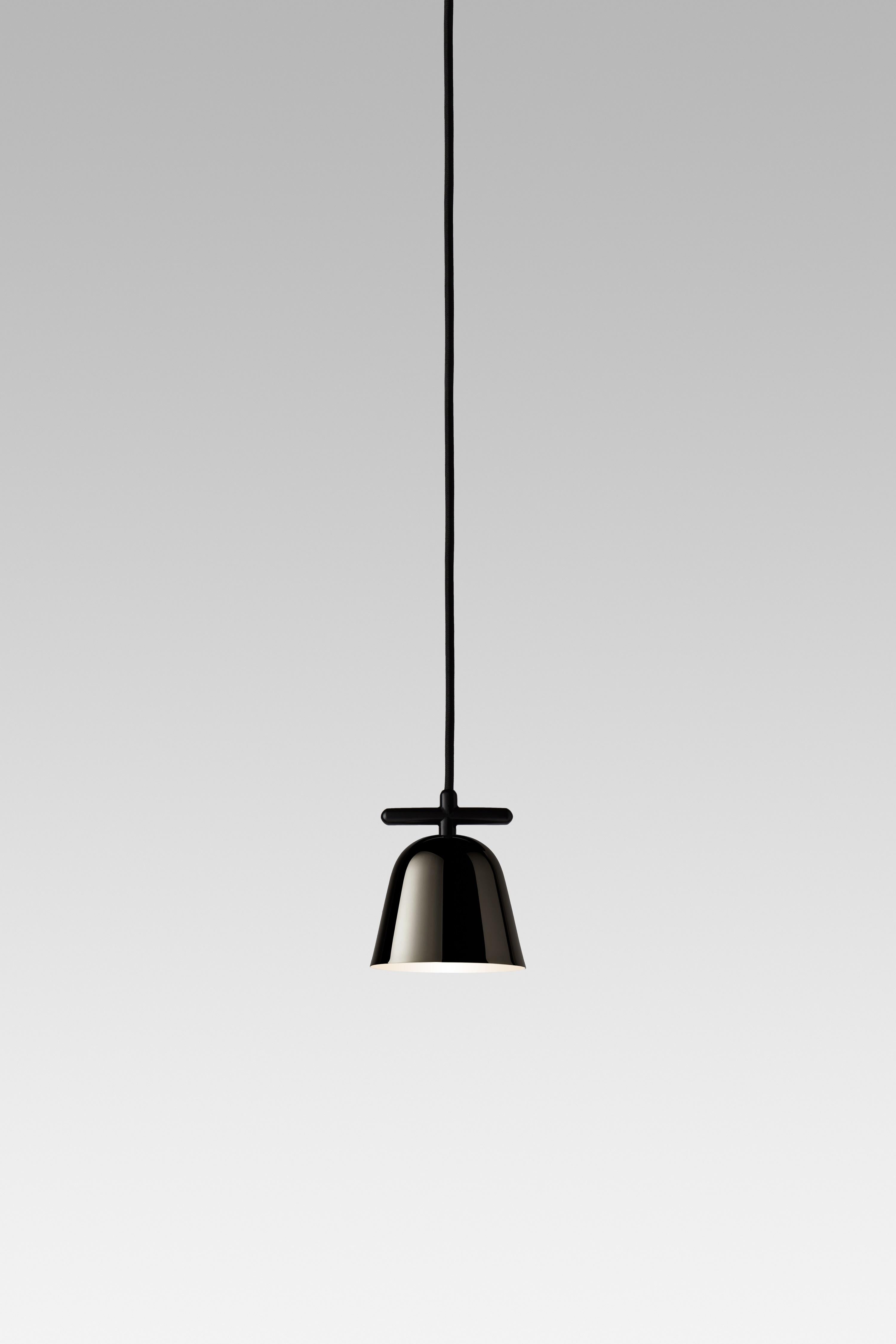 Lighto T PE by Jaime Hayon

This is a skinny yet characteristic collection. So simple yet so unique, with stunning finishes.

Suspension lamp. Structure in black matt lacquered steel. Dome in golden glossy or black chrome electroplated. Cob led unit