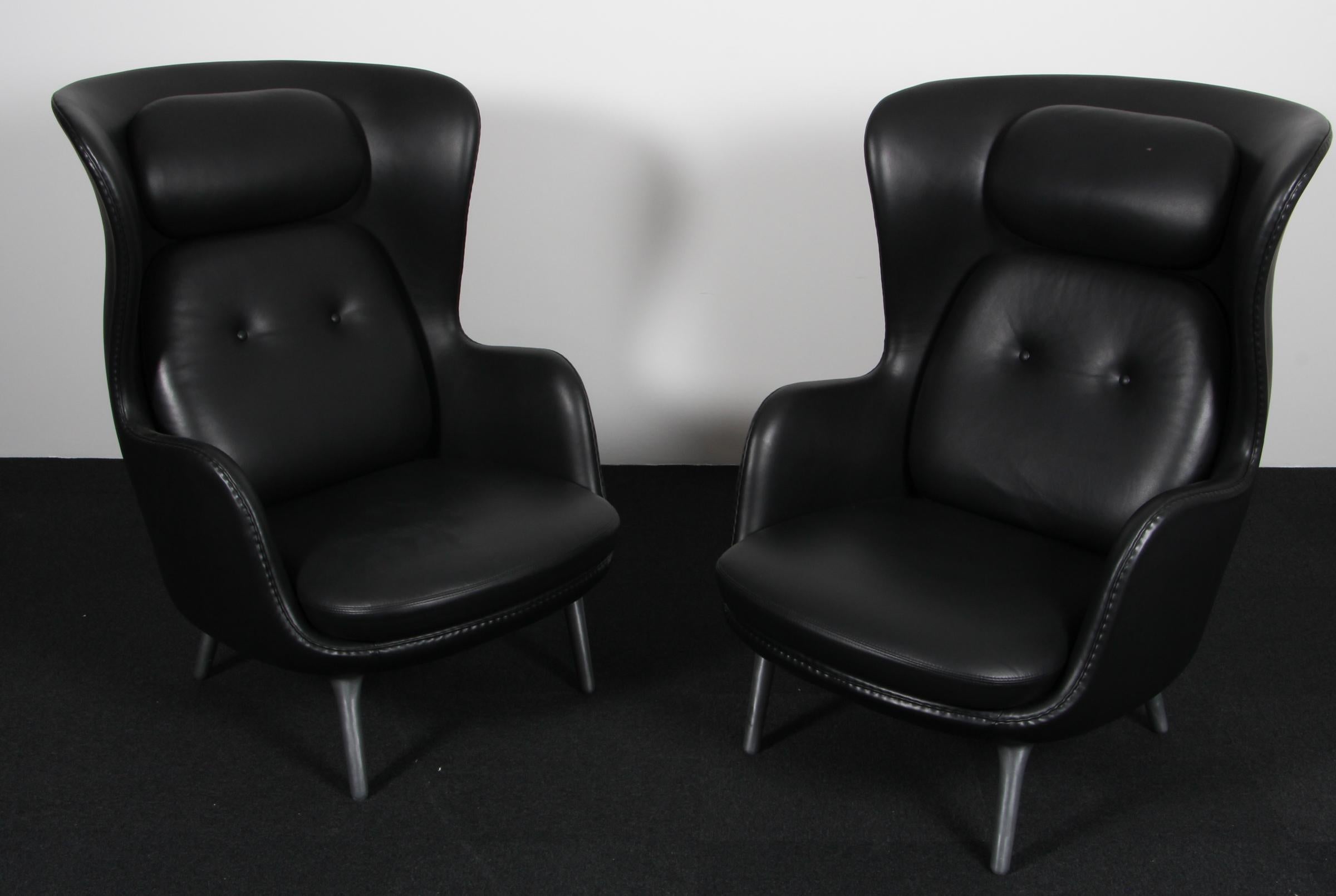 Jamie Hayon lounge chairs new upholstered with black pure full grain anilin.

Pieds en acier inoxydable. 

Modèle RO, fabriqué par Fritz Hansen.

Prix par chaise