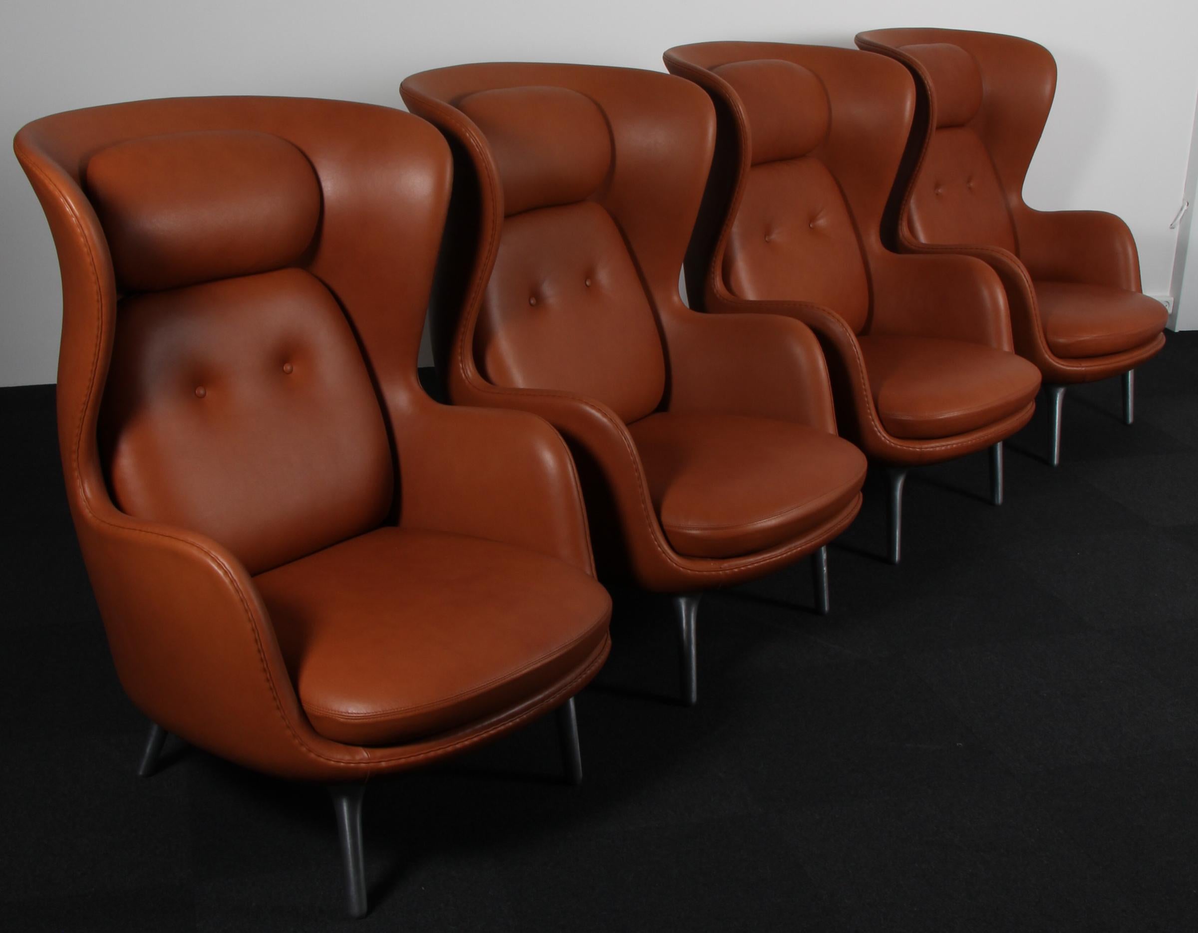 Chaises longues Jamie Hayon neuves garnies d'aniline cognac pure pleine fleur.

Pieds en acier inoxydable. 

Modèle RO, fabriqué par Fritz Hansen.

Prix par chaise