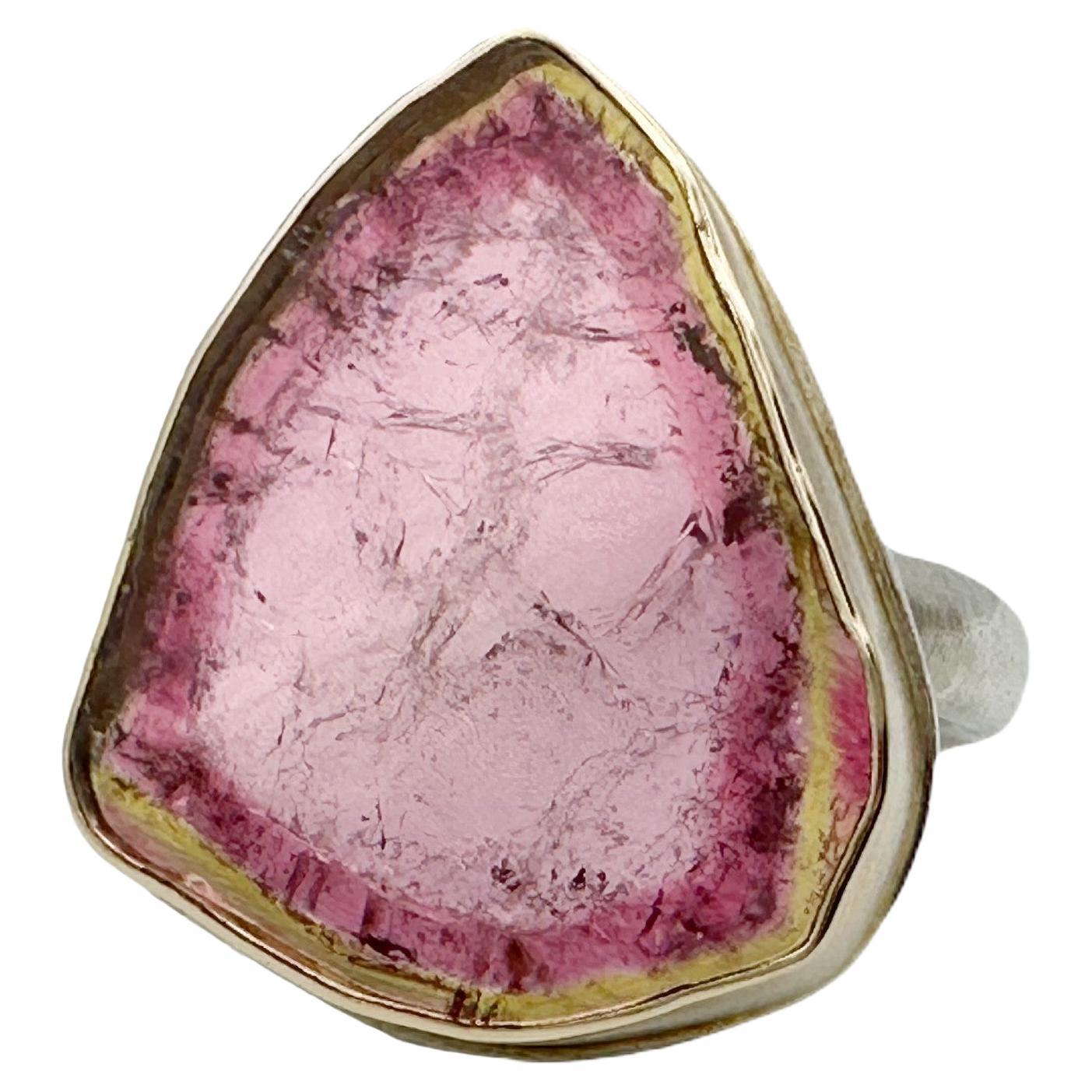 Wunderschöner Designer-Ring von Jamie Joseph mit einem Stück eines rosafarbenen Wassermelons, eingefasst in eine Lünette aus 14-karätigem Gelbgold auf einem Band aus Sterlingsilber. Der Stein fängt das Licht ein, wenn Sie ihn drehen, und sorgt für