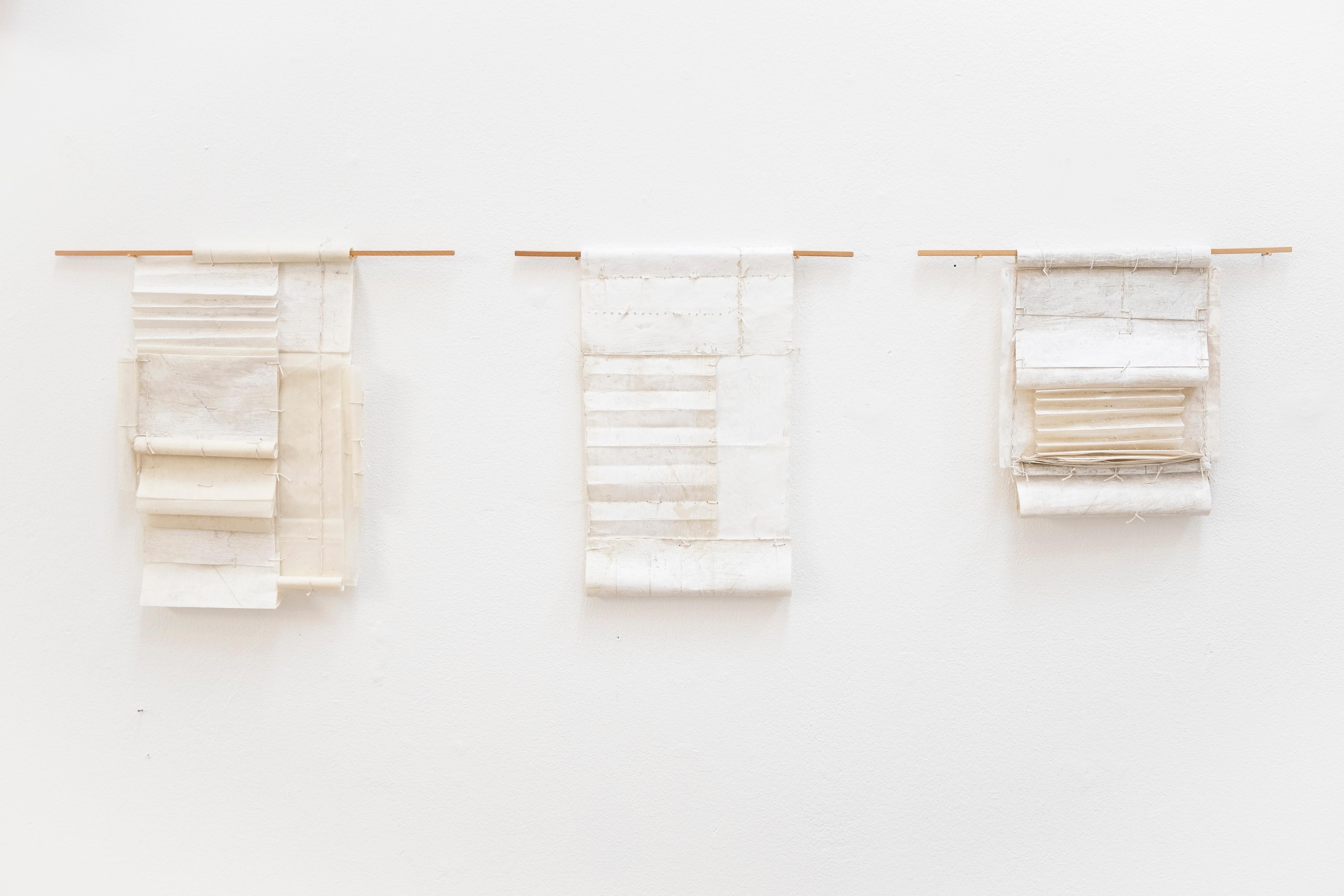 Œuvre d'art délicate en cire d'abeille et fil de bois, 2024 - Contemporain Mixed Media Art par Jamie Mills