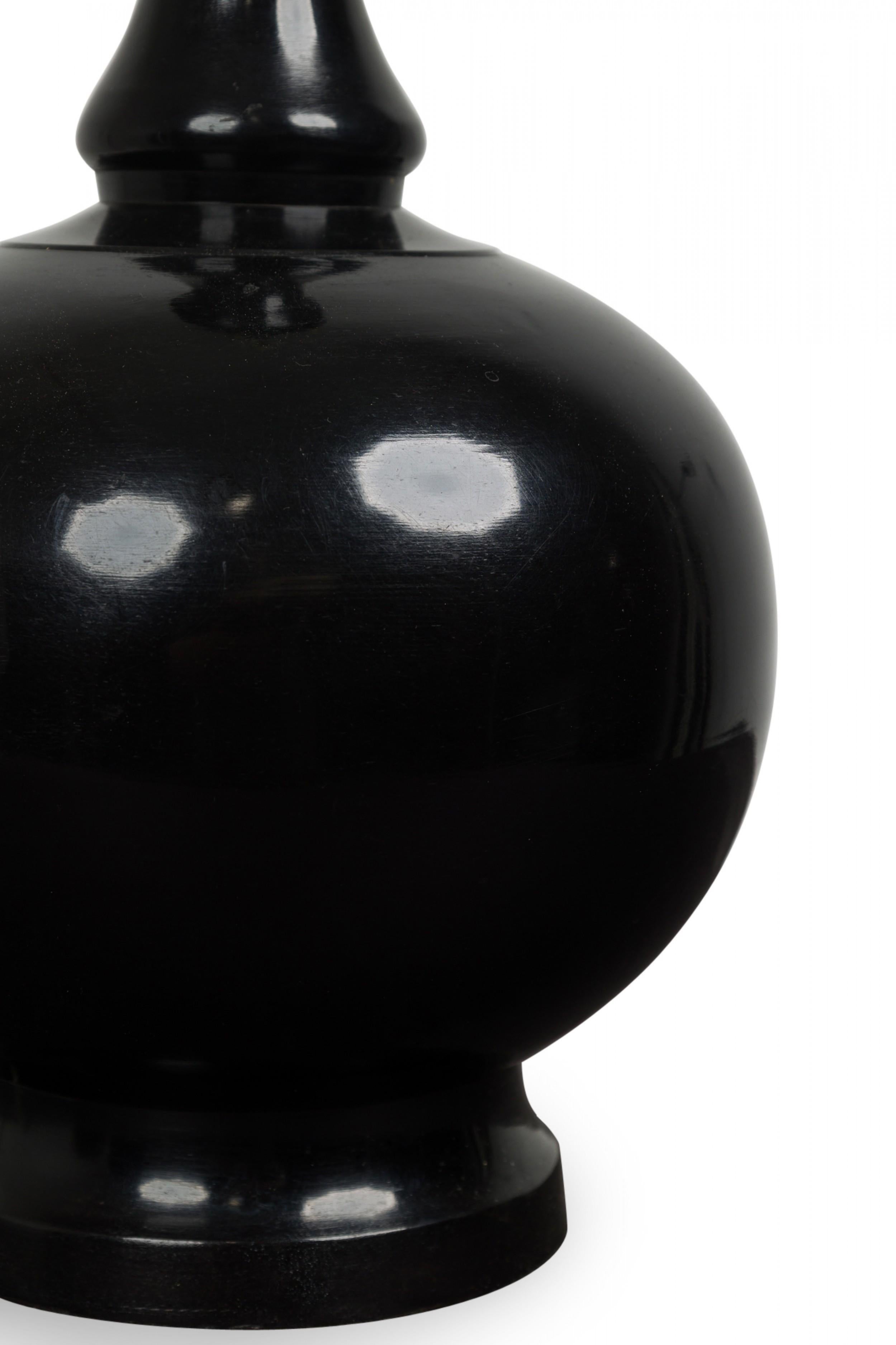Lampe de table américaine contemporaine en bronze coulé, dotée d'un col tourné avec une prise d'interrupteur en laiton reliée à un corps à pied en forme de globe comprimé avec une finition noire brillante, autocollant 