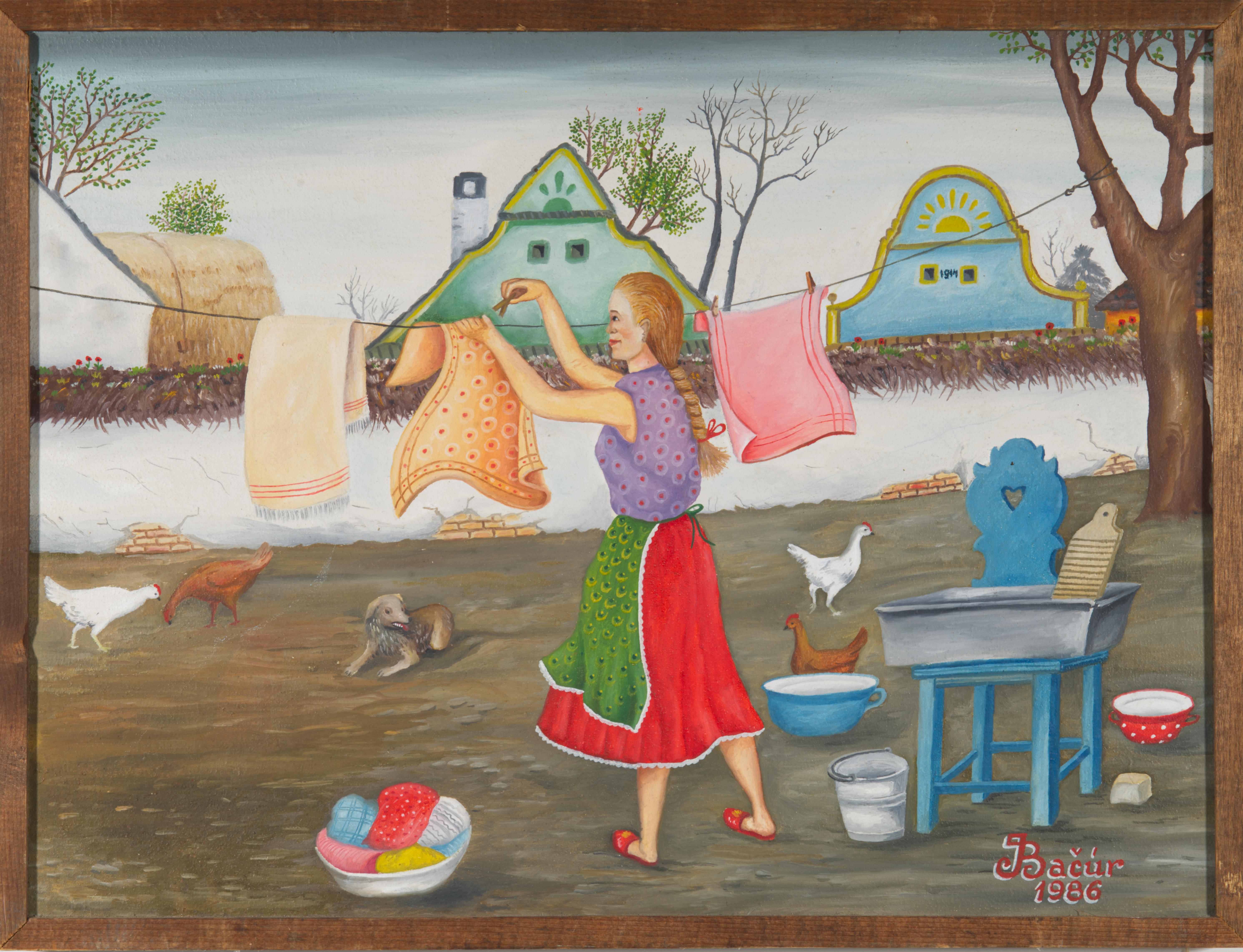 La peinture originale à l'huile sur toile représente une scène champêtre avec une femme qui étend du linge sur le fil, entourée de quelques poules et d'un chien. La robe et le linge colorés juxtaposent les couleurs plus douces et plus réservées du