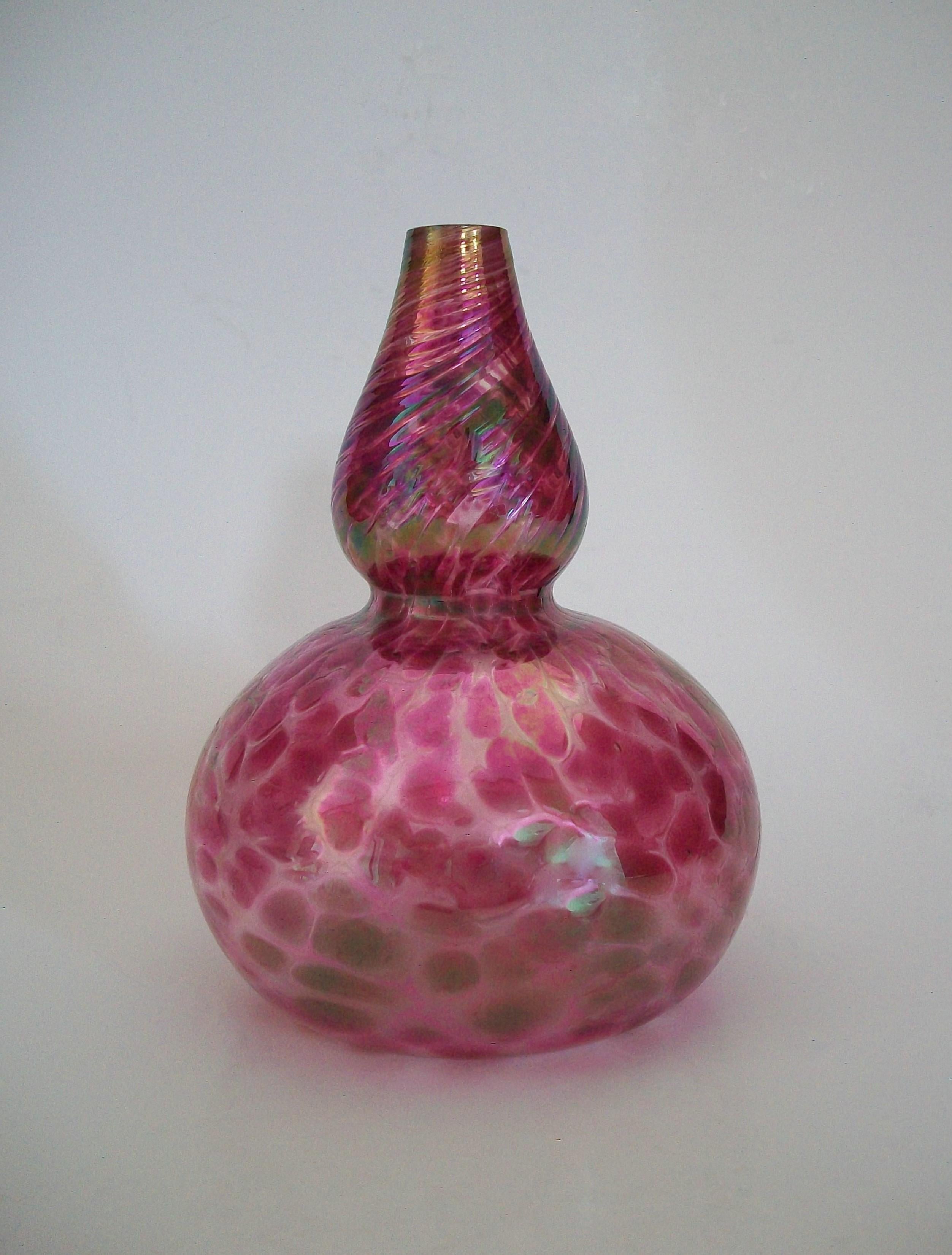 Jan Benda - Krystyna glass - Canadian iridescent studio glass double gourd vase - fine quality with excellent iridescence - signed on the base - Canada (British Columbia) - circa 2000.

Excellent pre-owned condition - no loss - no damage - no
