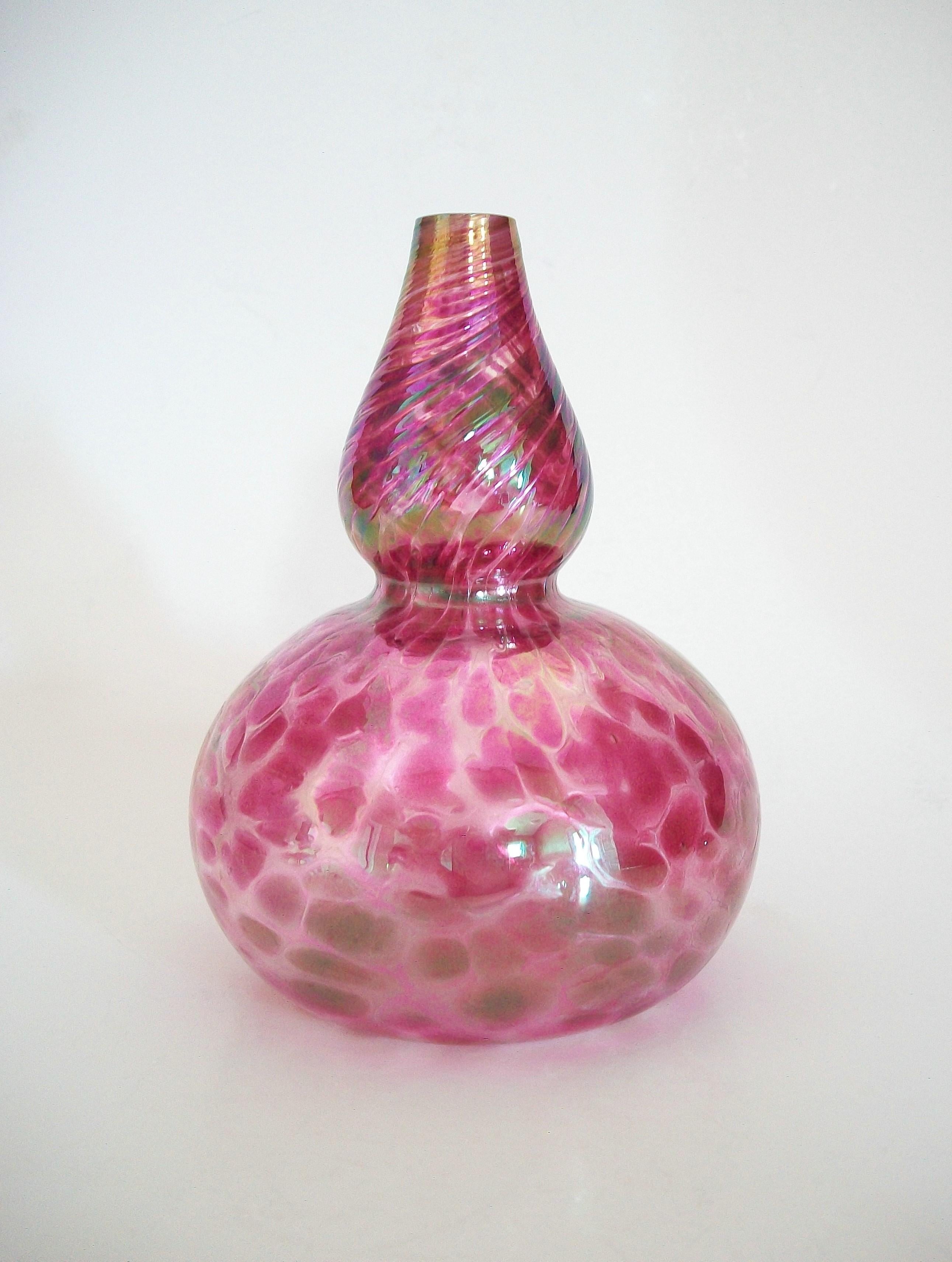 Hand-Crafted Jan Benda, Krystyna Glass, Iridescent Studio Glass Vase, Canada, circa 2000 For Sale
