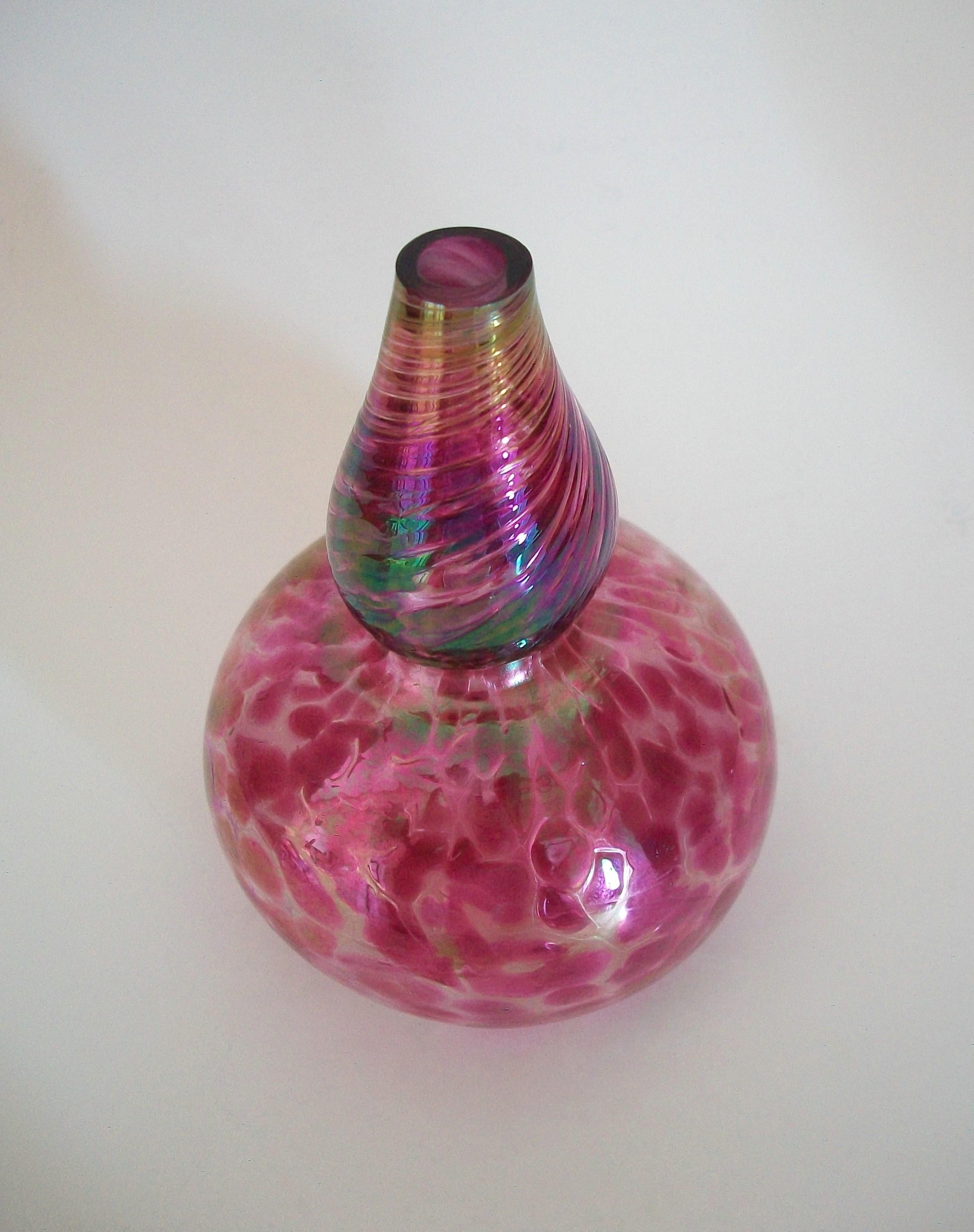 Jan Benda, Krystyna Glass, Iridescent Studio Glass Vase, Canada, circa 2000 In Good Condition For Sale In Chatham, ON