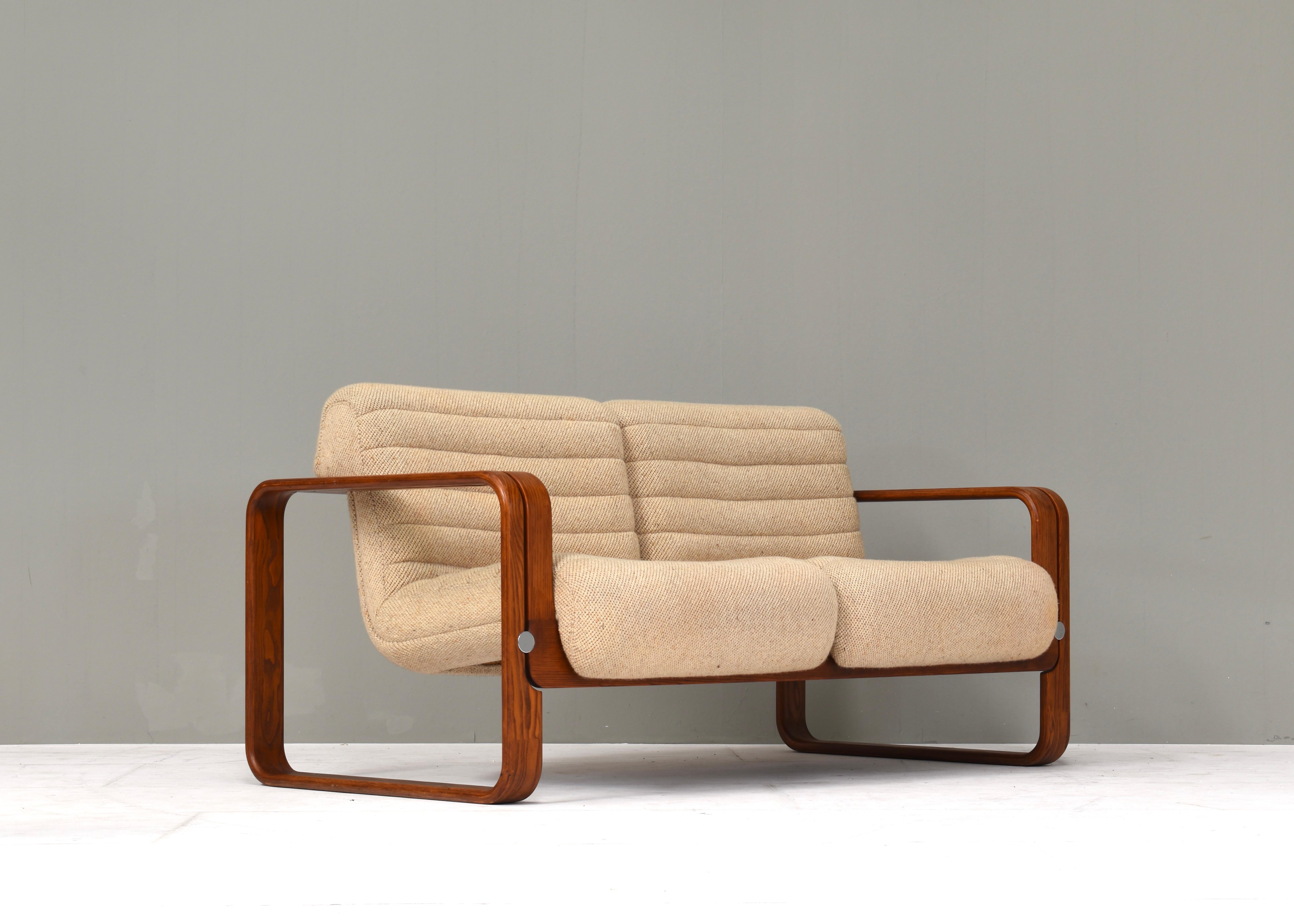 Sculptural two-seat sofa by Jan Bocan in stained bentwood and original jute fabric – Czech Republic, circa 1970.
Designer: Jan Bocan
Manufacturer: probably Thonet or Ton
Country: Czech Republic
Model: two seat sofa
Color: Beige
Material: Jute /