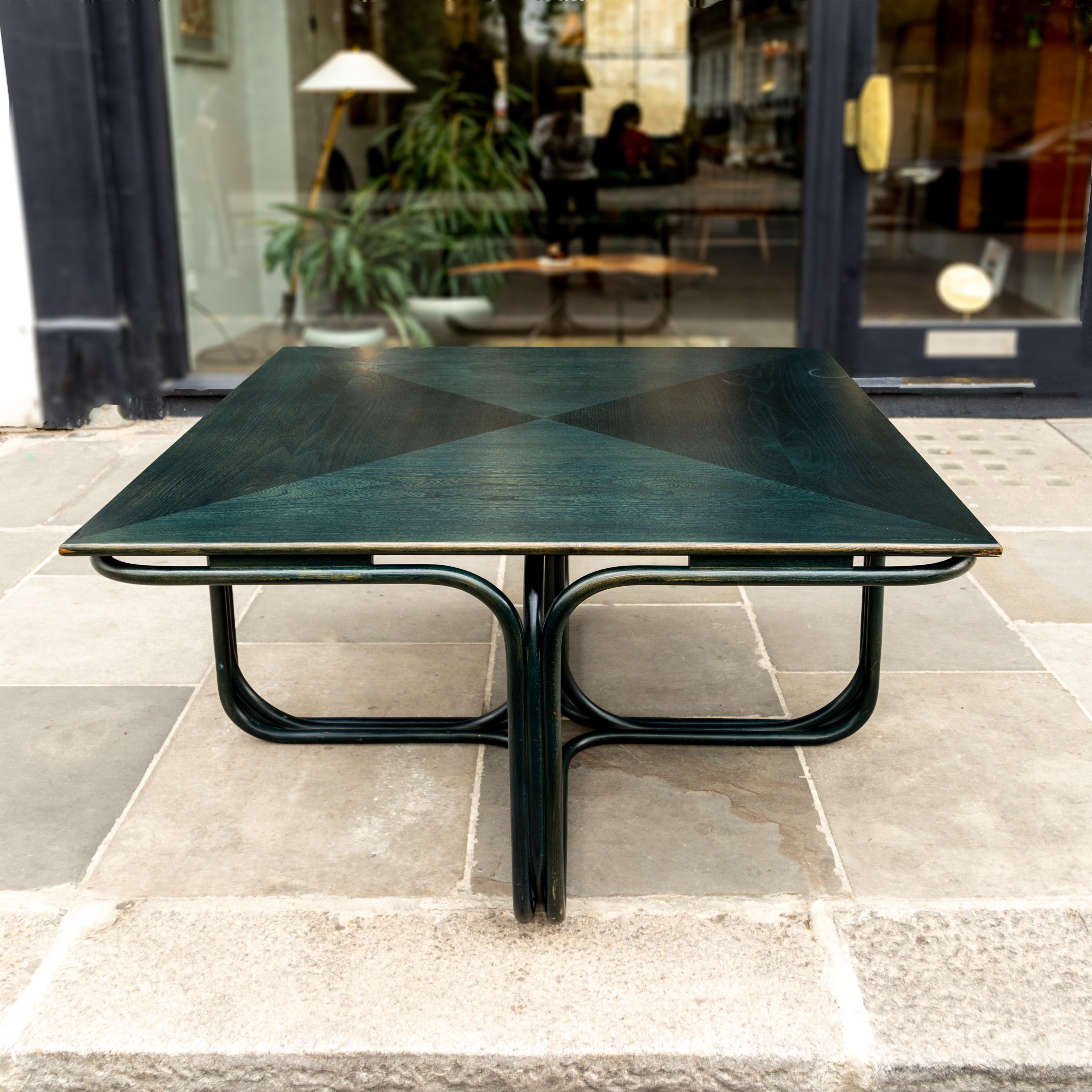 Dieser Tisch aus Bugholz wurde von dem tschechischen Architekten Jan Bočan für die tschechische Botschaft in Stockholm entworfen. Bočan beauftragte die ehemaligen Fabriken von Michael Thonet in der Tschechischen Republik, die in den 1970er Jahren