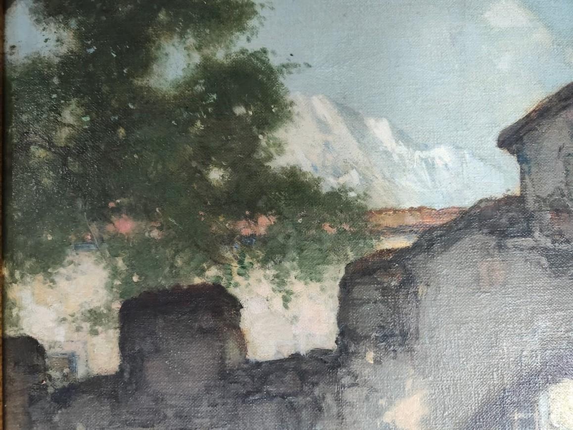 An einem stillen Alpenmorgen, wo alte Steine mehr erinnern als sie verraten, geht ein junges Mädchen unter dem bröckelnden Bogen eines vergessenen Tores hindurch. Die Luft ist kühl, das Licht blass und zart, und hinter ihr erheben sich die
