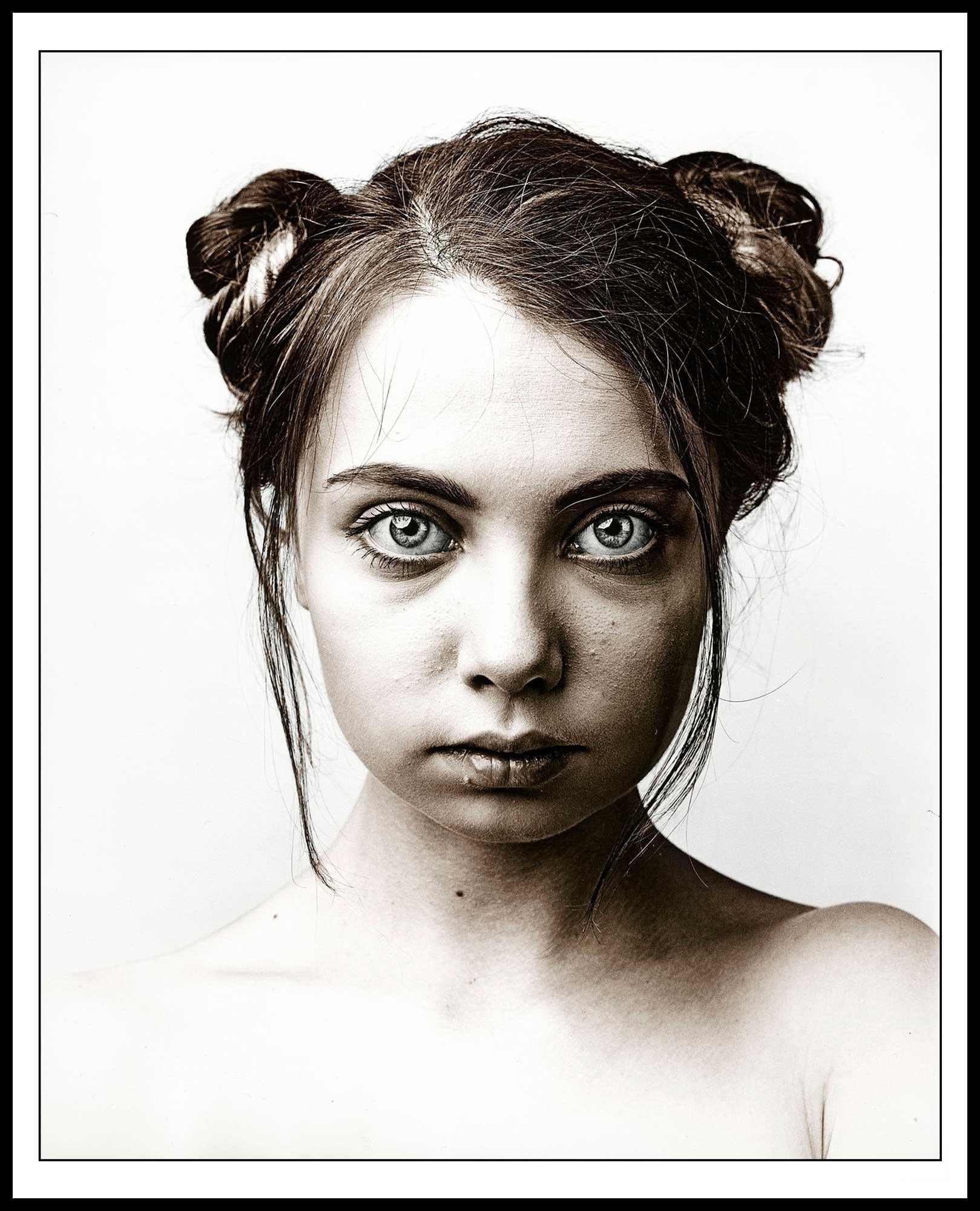 Elena S. n°4, Russie - Beige Black and White Photograph par Jan C. Schlegel