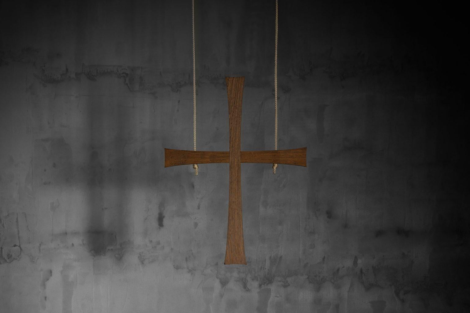 Questa croce in legno massiccio di weng è stata disegnata da Jan de Jong nel 1964 per la Sint-Willibrorduskerk di Almelo e rappresenta una delle espressioni più silenziosamente potenti del design sacro all'interno del movimento della Scuola Bossche.