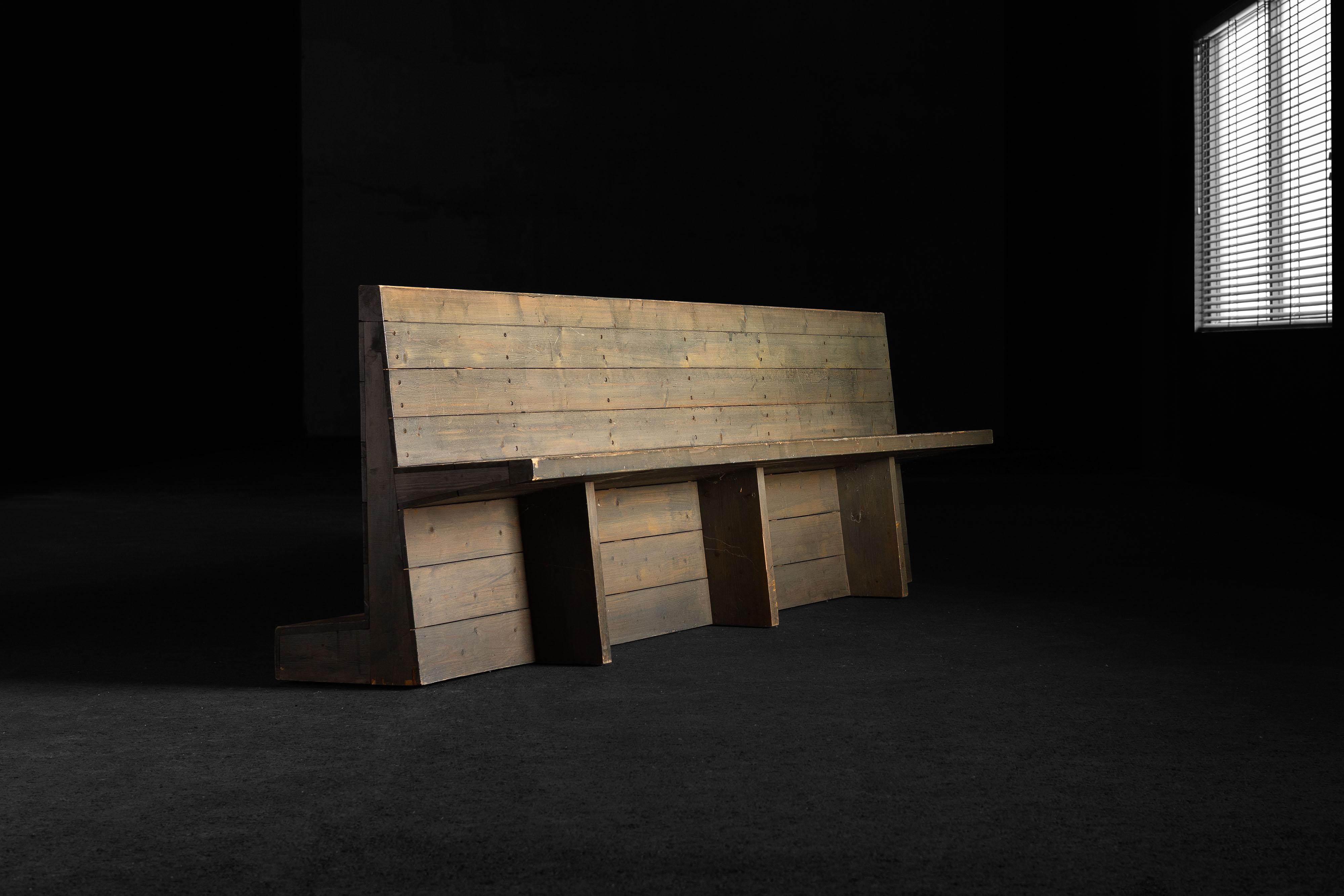 Diese lange Holzbank wurde 1964 von Jan de Jong für die Sint-Willibrordus-Kirche in Almelo, Niederlande, entworfen und verkörpert die ruhige Logik und die ausgewogenen Proportionen, die die Bossche Schule auszeichnen. Das aus Kiefernholz gefertigte