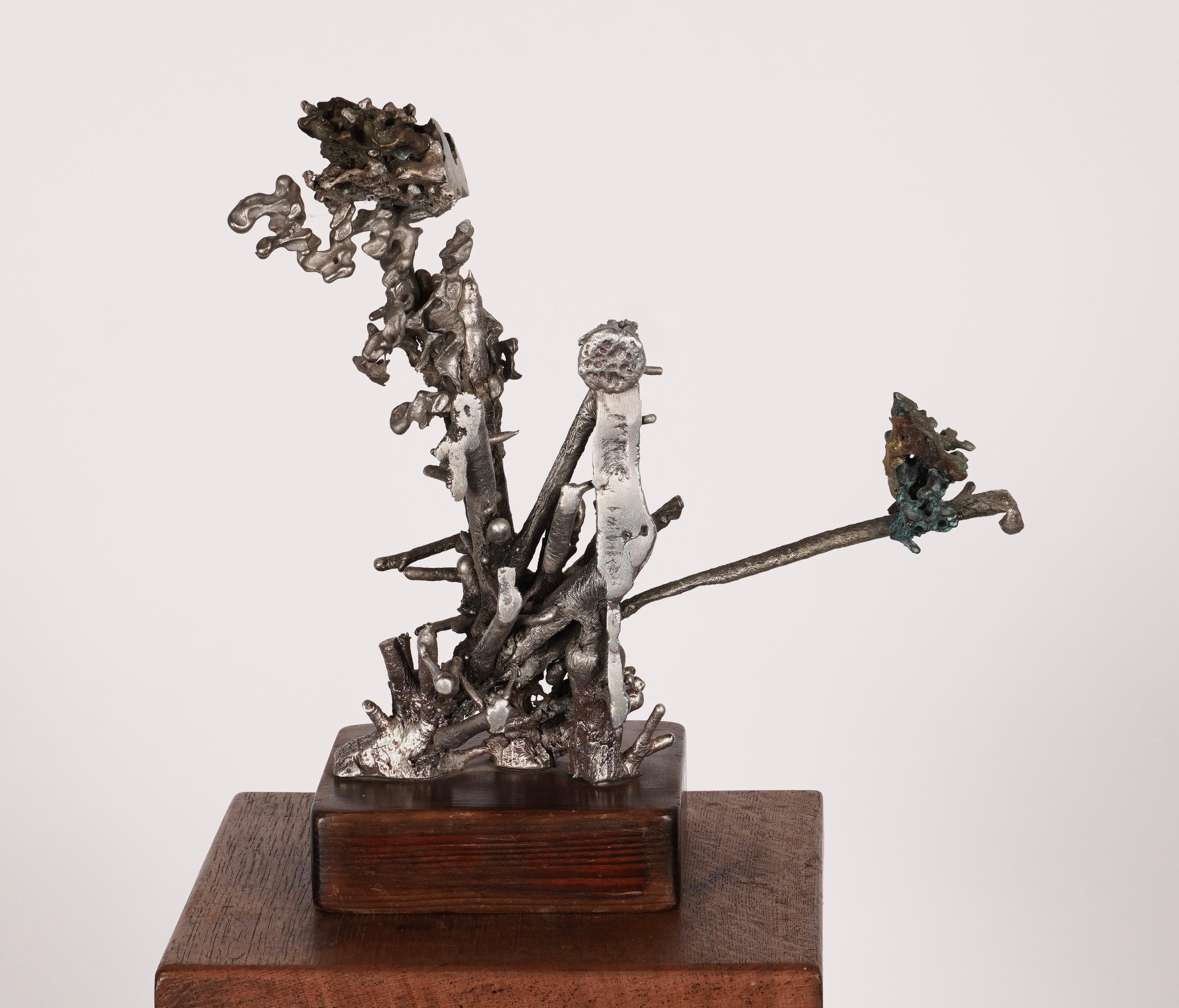 Jan De Swart (1908-1987) scultura astratta in metalli misti composta da alluminio, bronzo e ottone su una base di legno. Usando un metodo di fusione della cera, De Swart ha utilizzato rami e altri elementi provenienti dalla natura e ha creato una