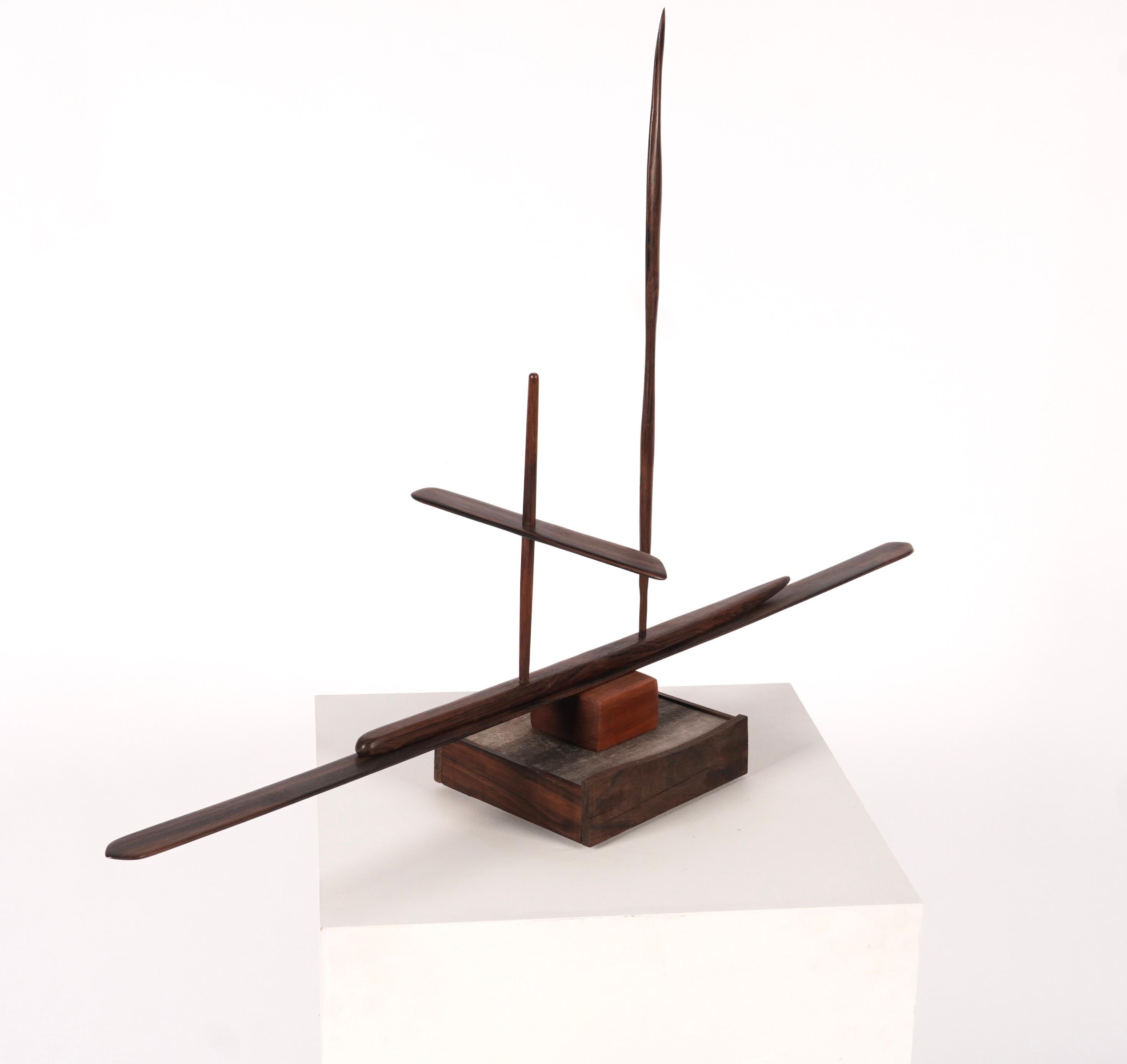 Abstrakte modernistische Jan De Swart-Skulptur aus gemischten Hölzern, kalifornischer Künstler (Moderne der Mitte des Jahrhunderts) im Angebot